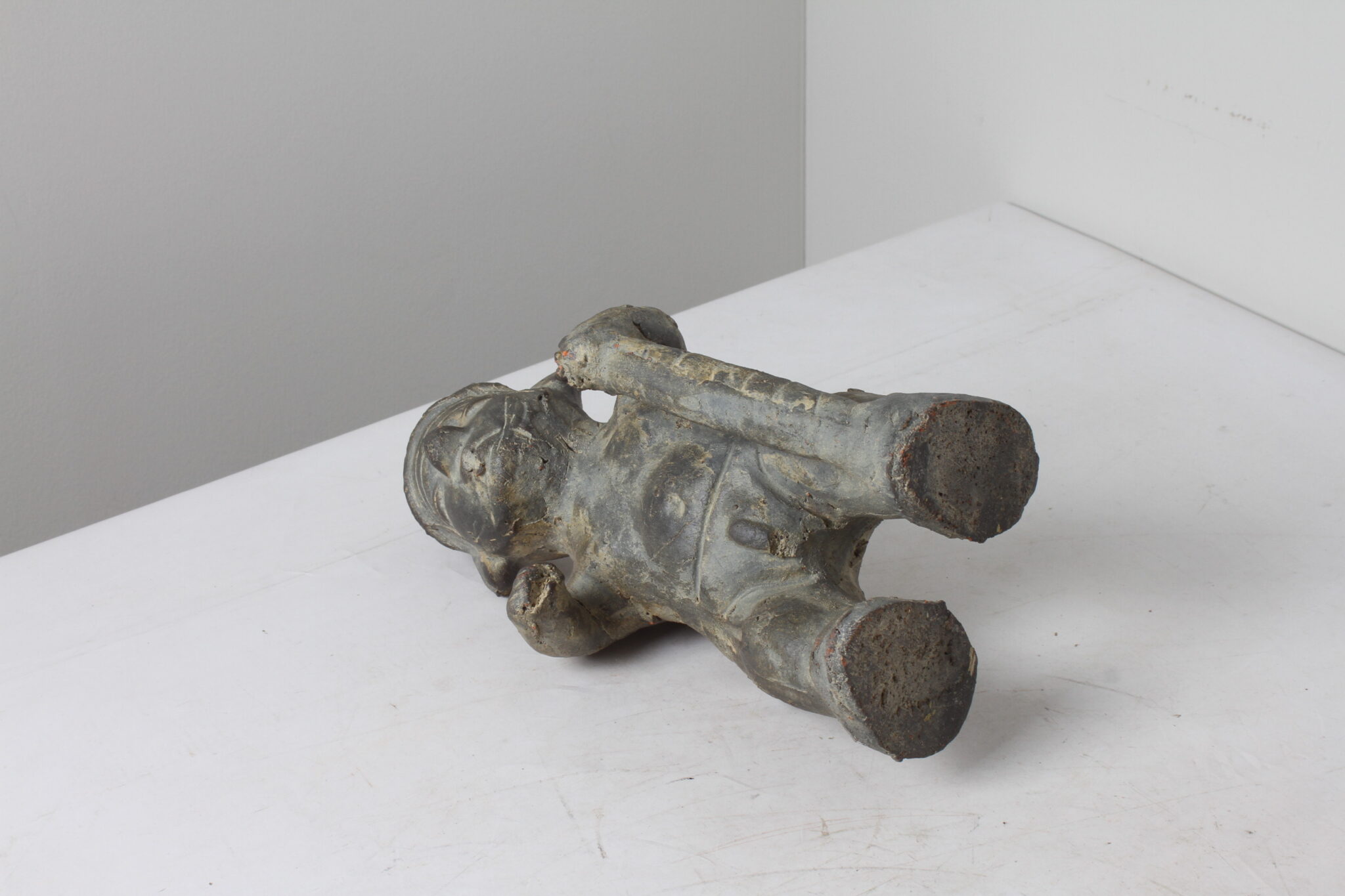 Sculpture d'un chaman en terre cuite (1)