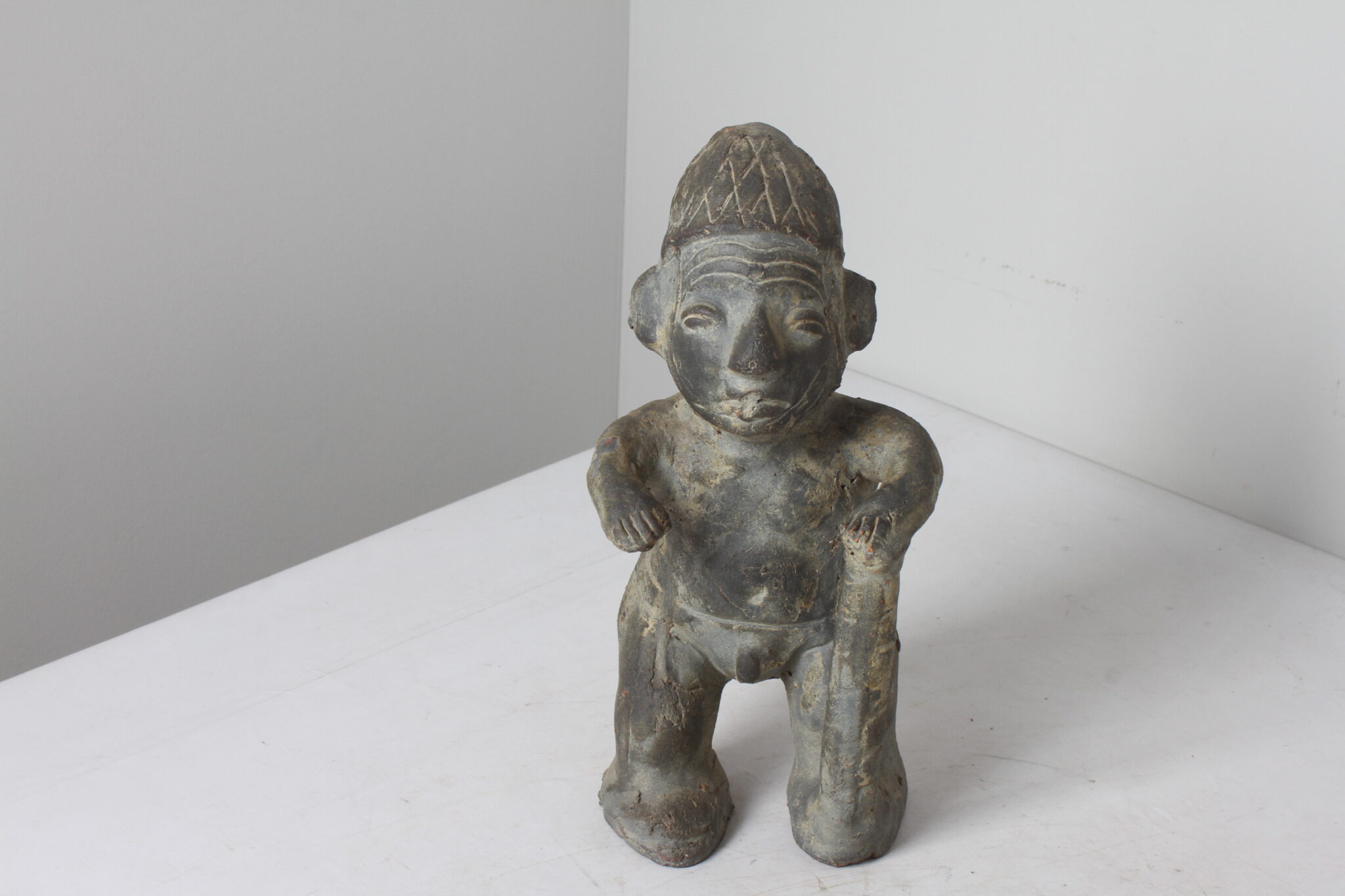 Sculpture d'un chaman en terre cuite (2)