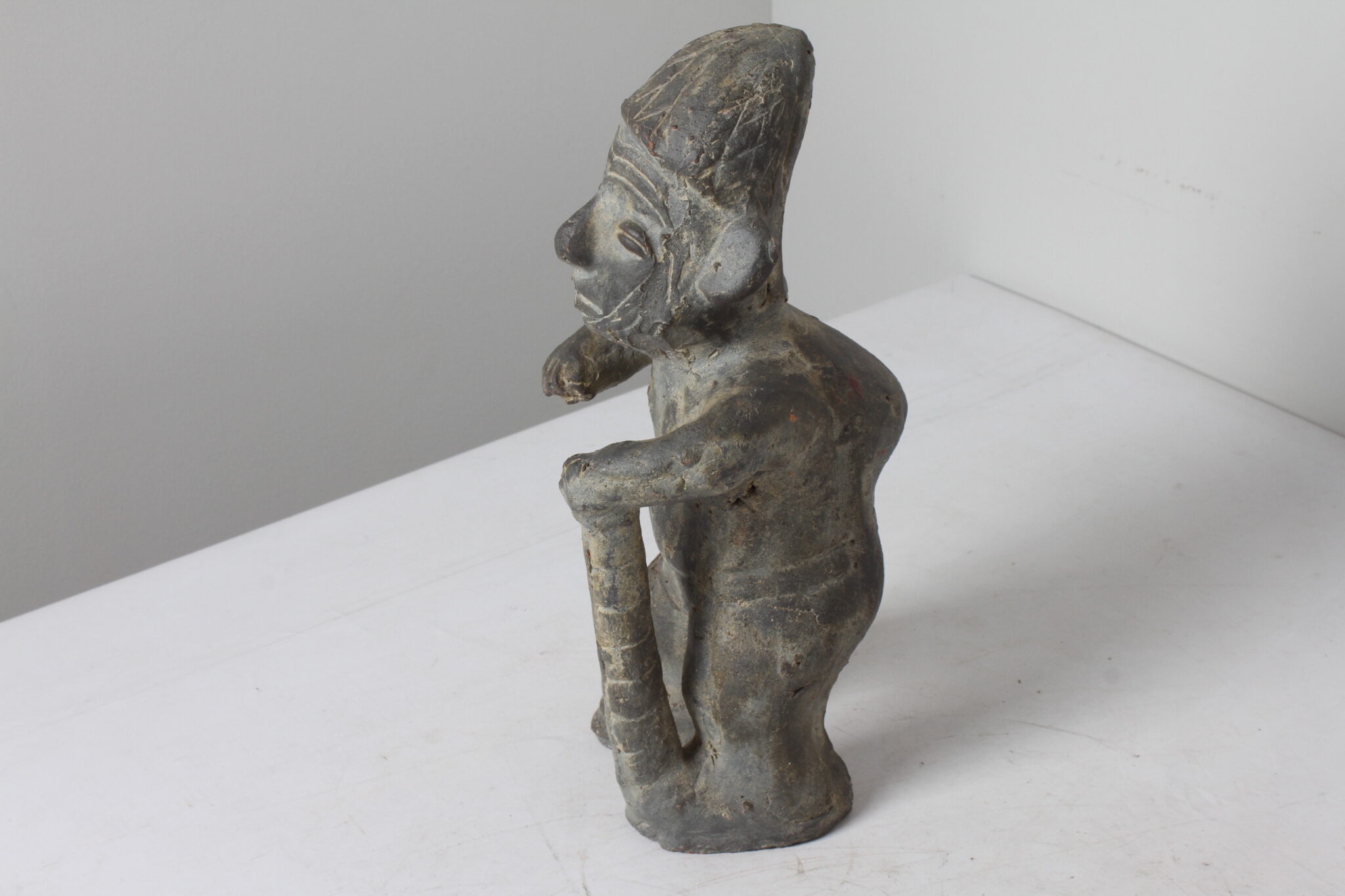 Sculpture d'un chaman en terre cuite (3)