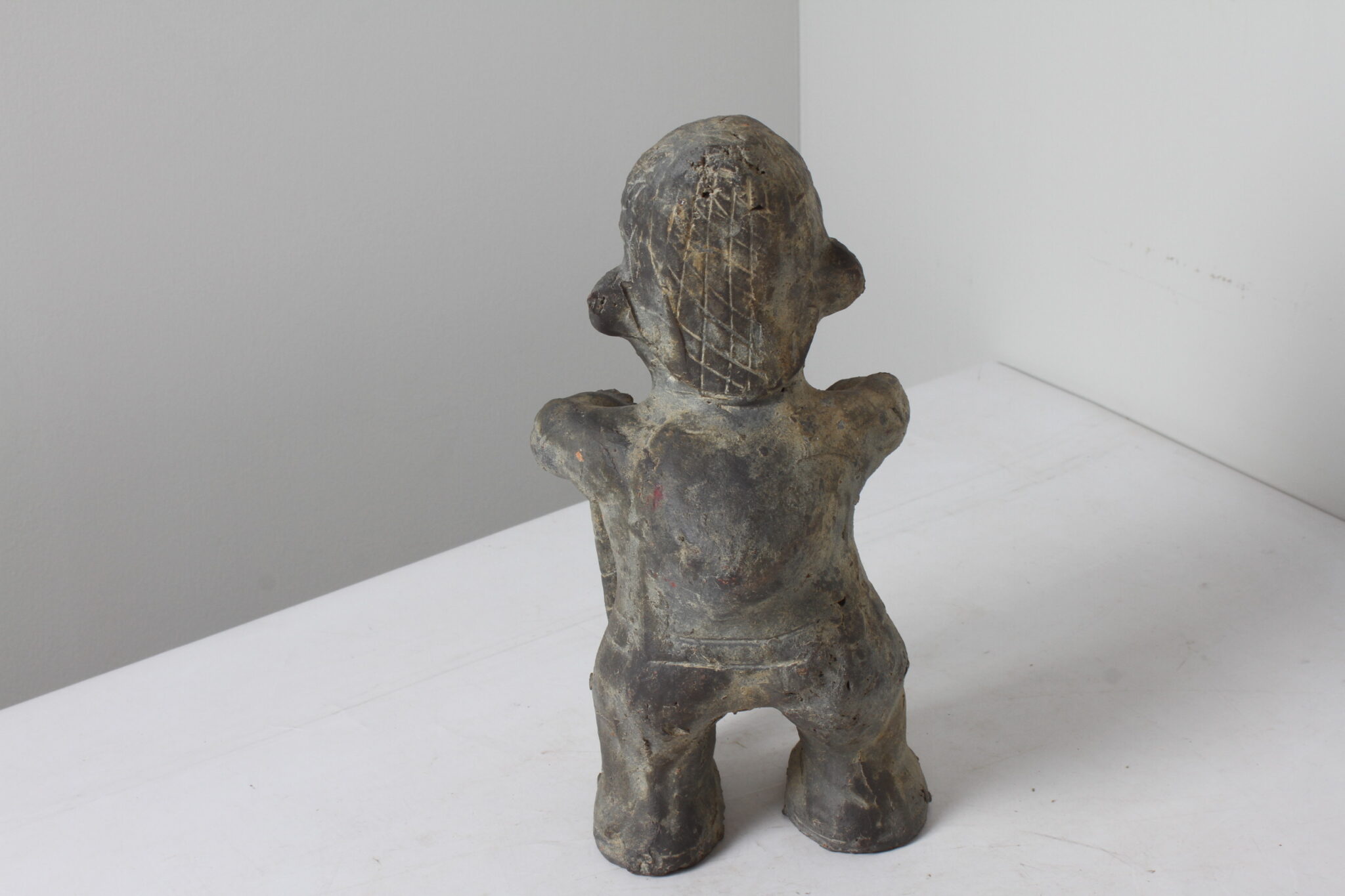 Sculpture d'un chaman en terre cuite (4)