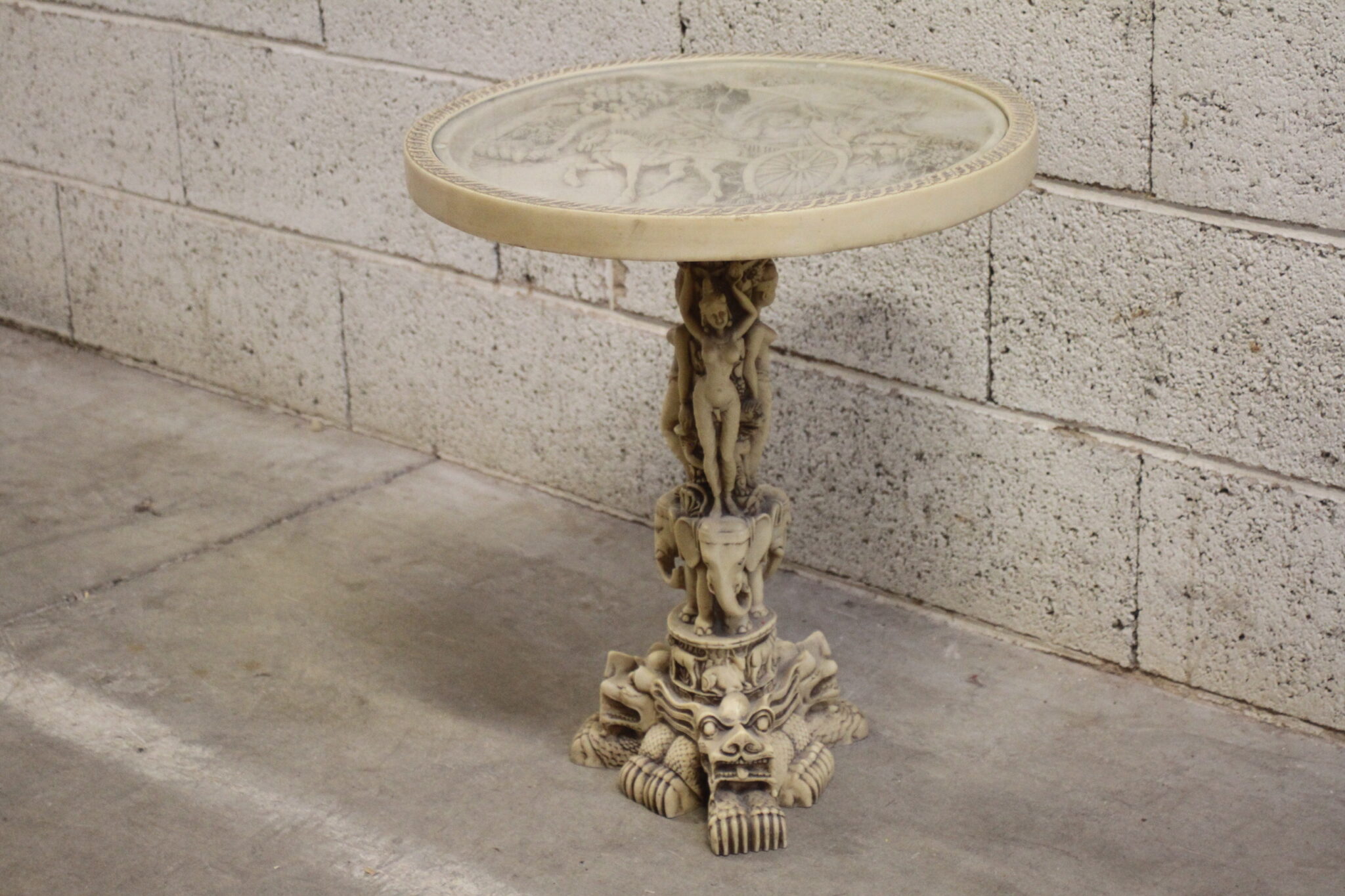 table-chinoise-ronde-en-resine-sculptee-plateau-verre-mobililer-brocante-occasion-emmaus-scherwiller-etikette (1)