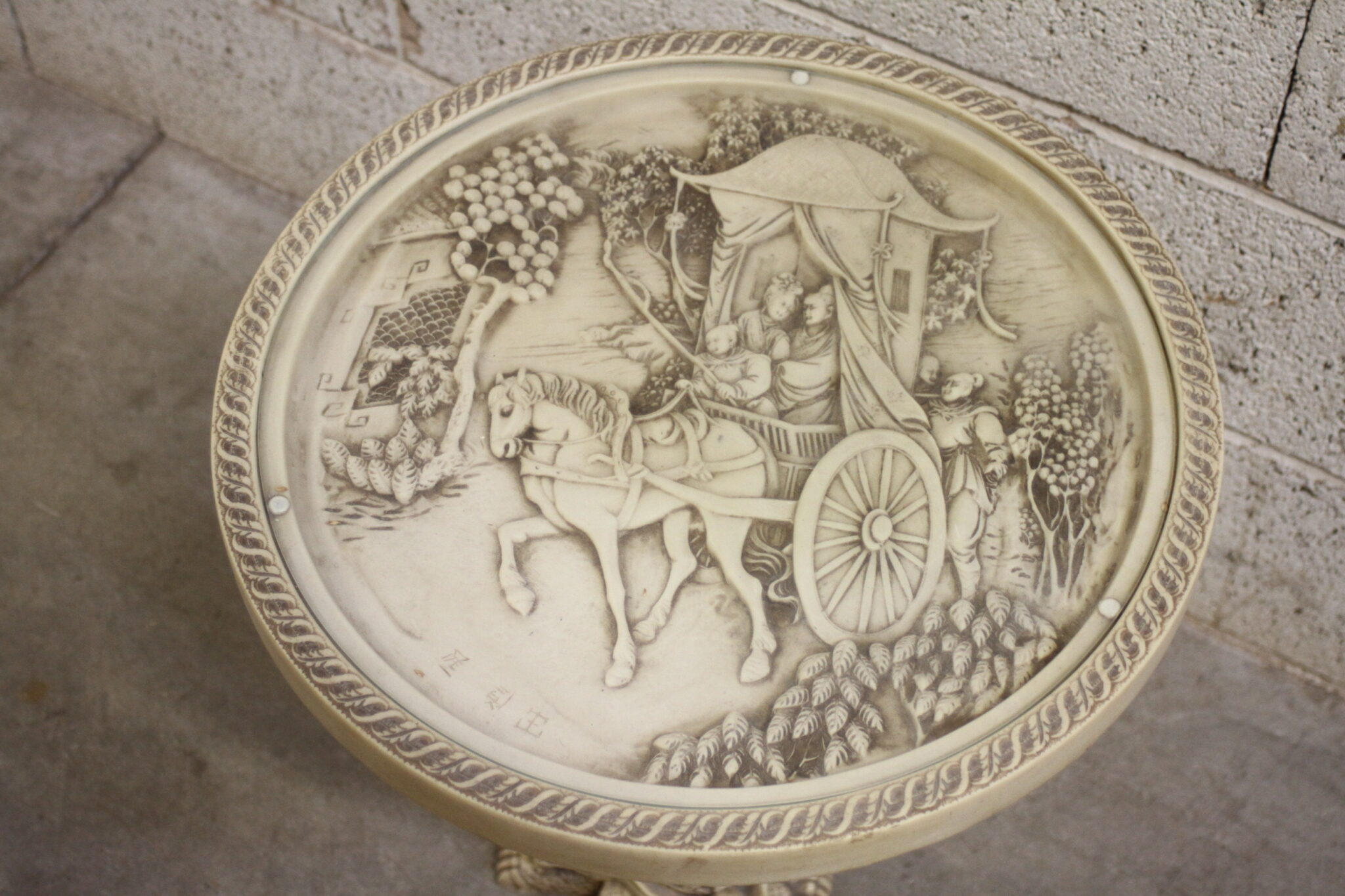 table-chinoise-ronde-en-resine-sculptee-plateau-verre-mobililer-brocante-occasion-emmaus-scherwiller-etikette (2)