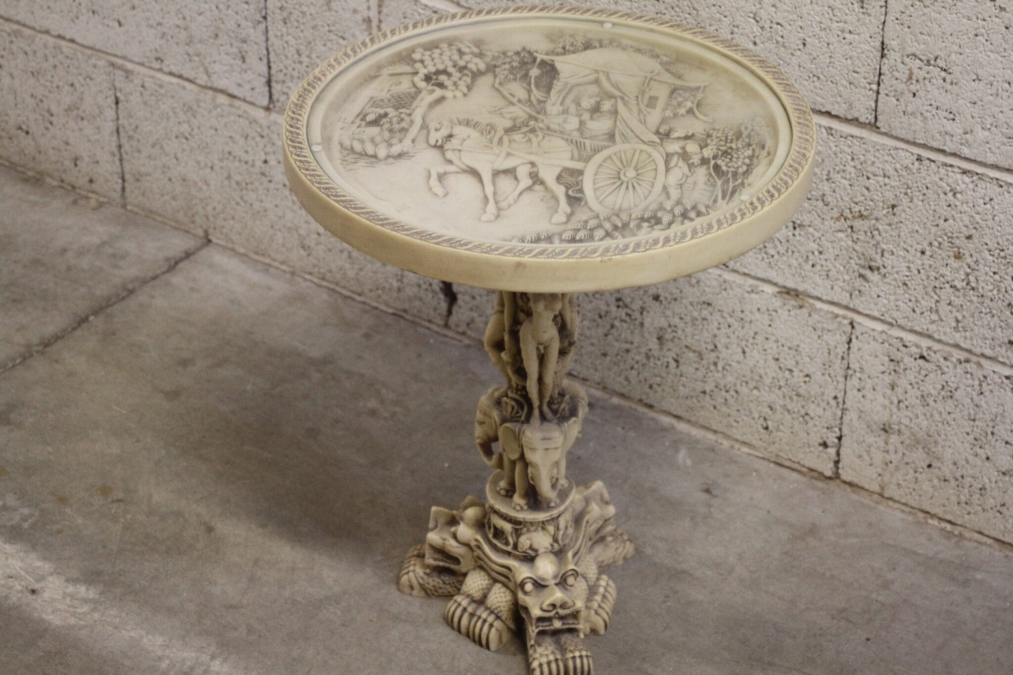 table-chinoise-ronde-en-resine-sculptee-plateau-verre-mobililer-brocante-occasion-emmaus-scherwiller-etikette (3)