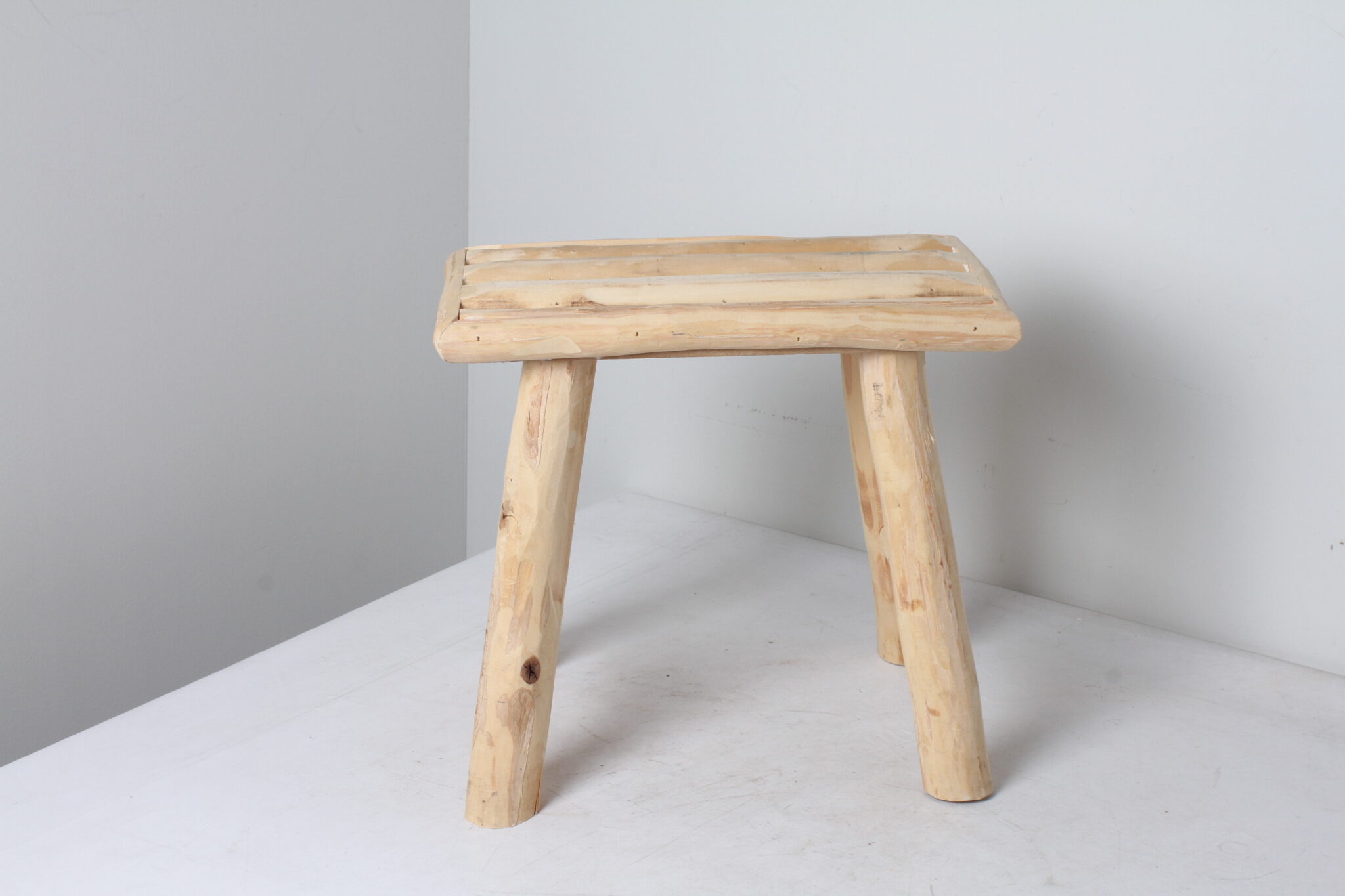 Tabouret en bois artisanale (2)