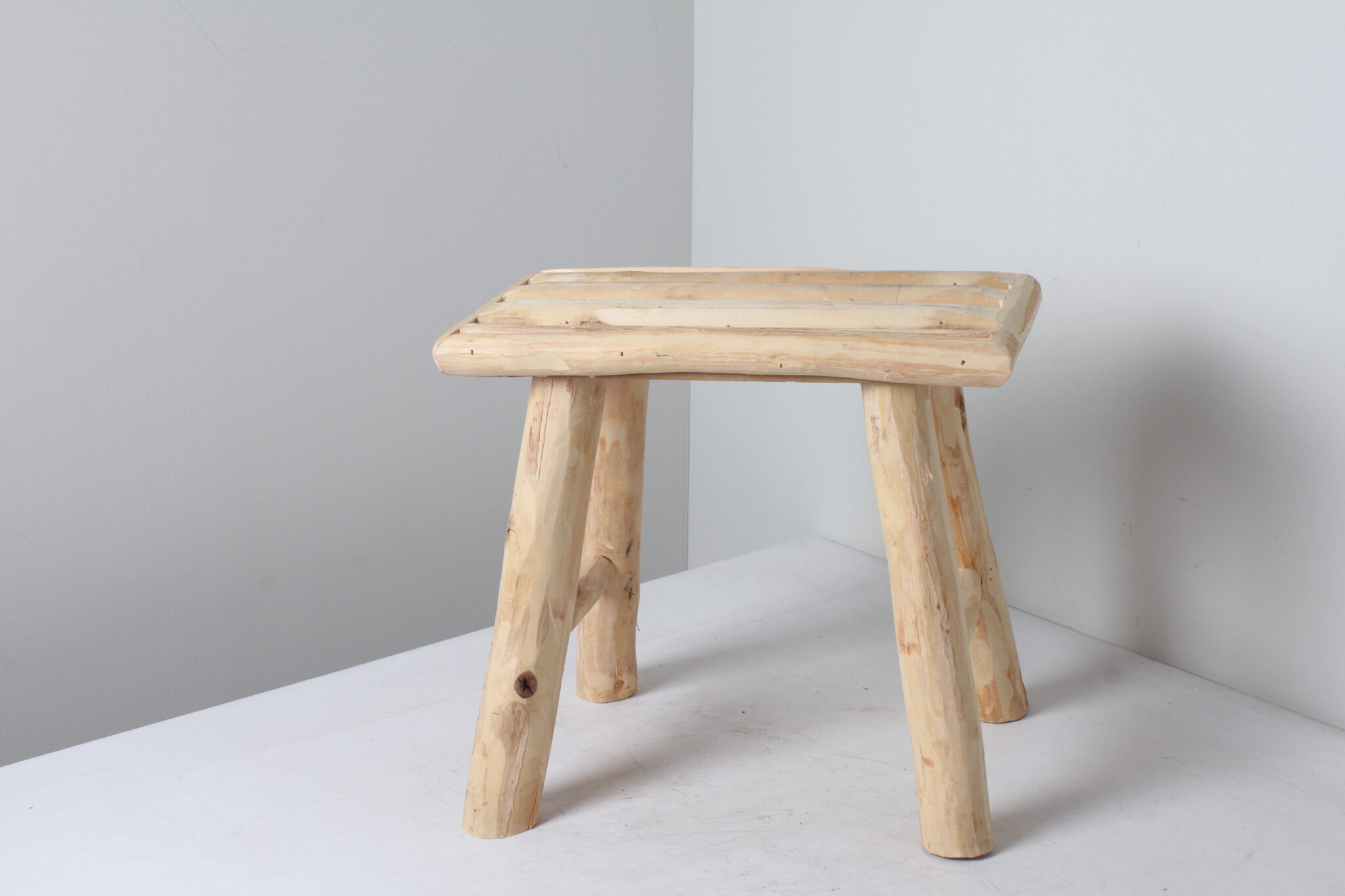 Tabouret en bois artisanale (3)
