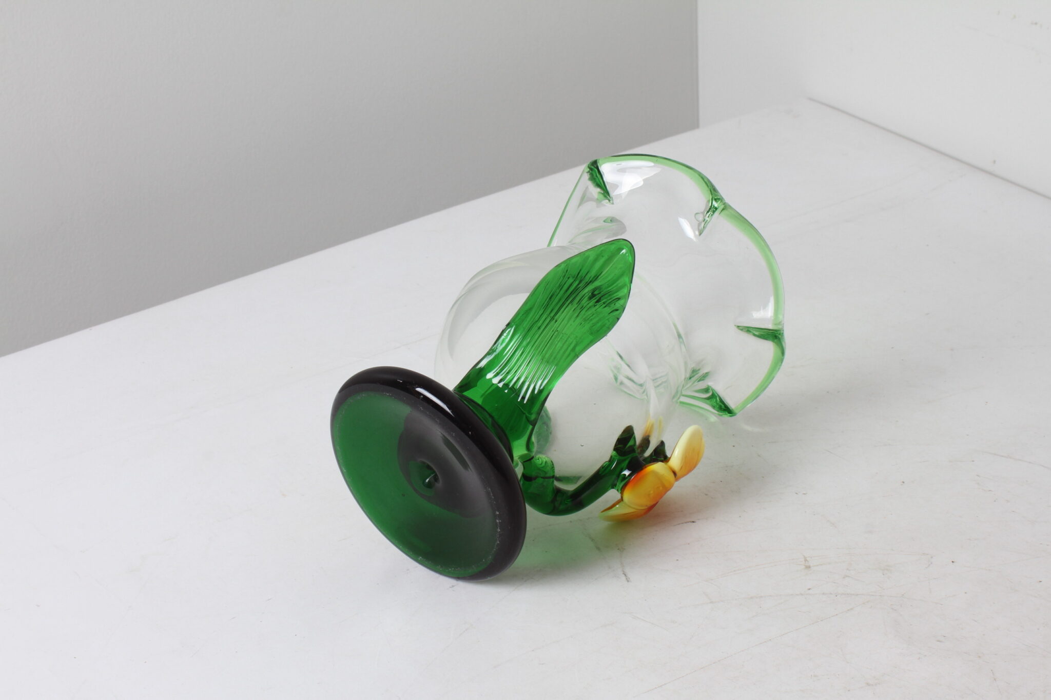 Vase en verre transparent avec fleur jaune et base de feuille verte vintage (1)