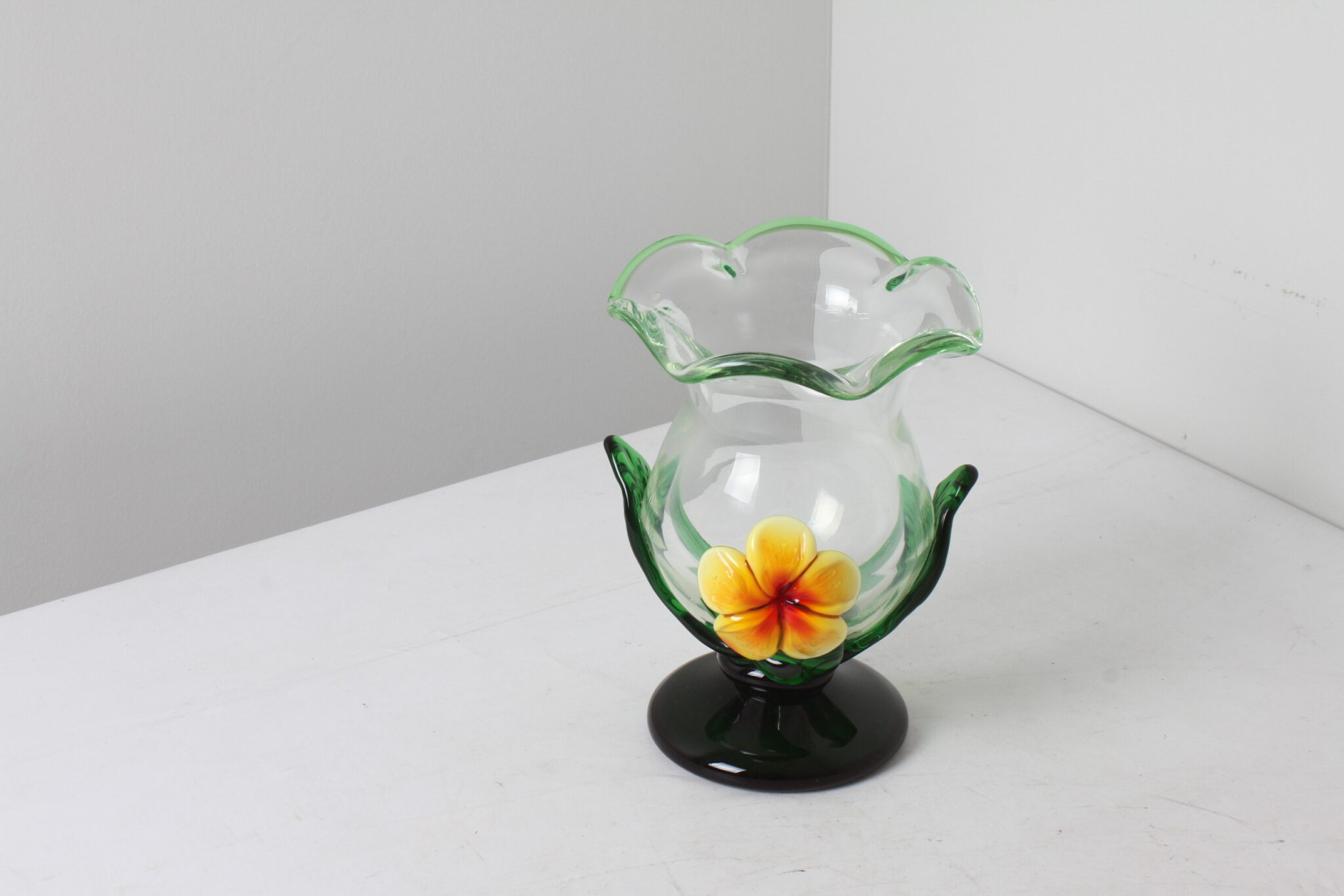 Vase en verre transparent avec fleur jaune et base de feuille verte vintage (2)