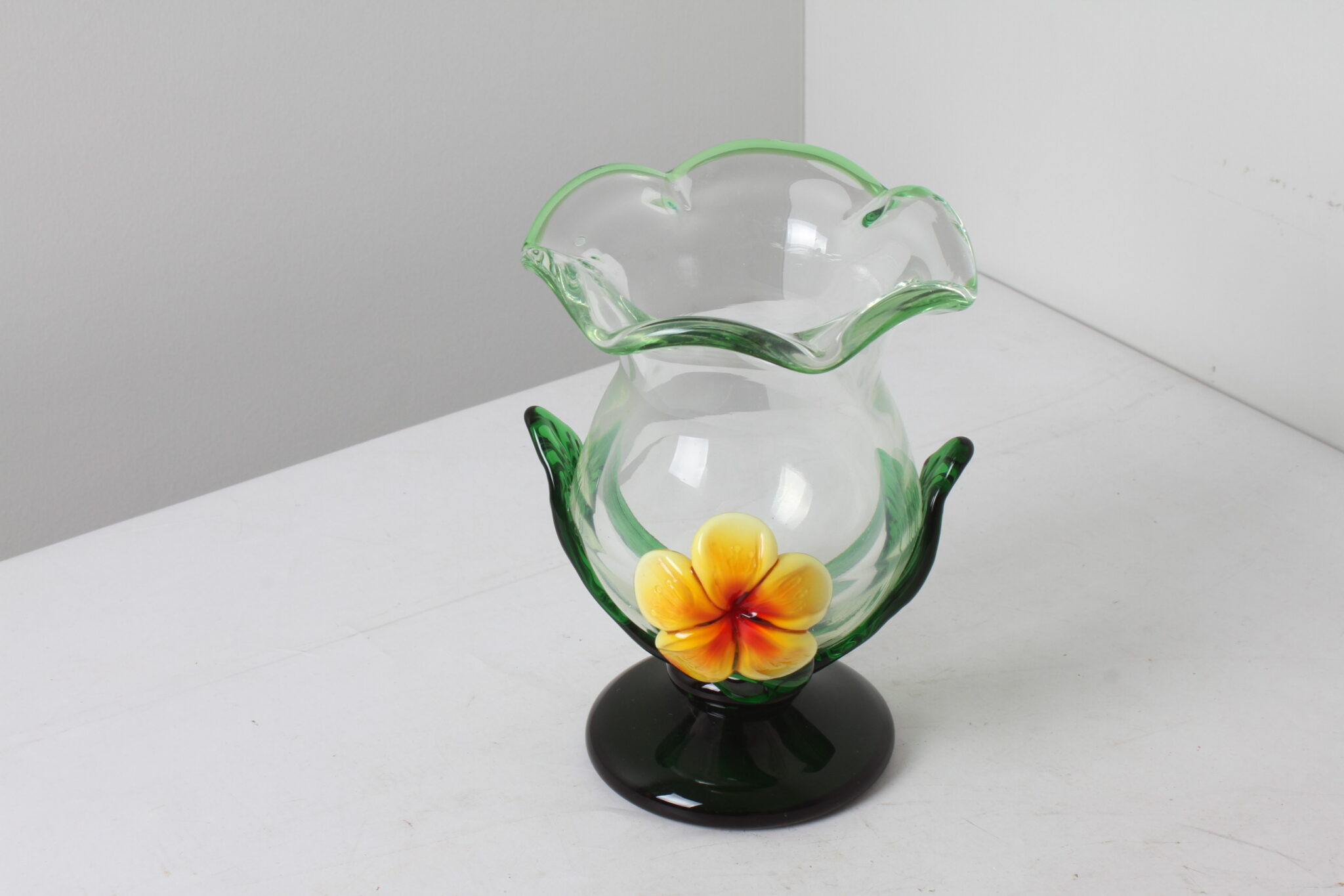 Vase en verre transparent avec fleur jaune et base de feuille verte vintage (3)
