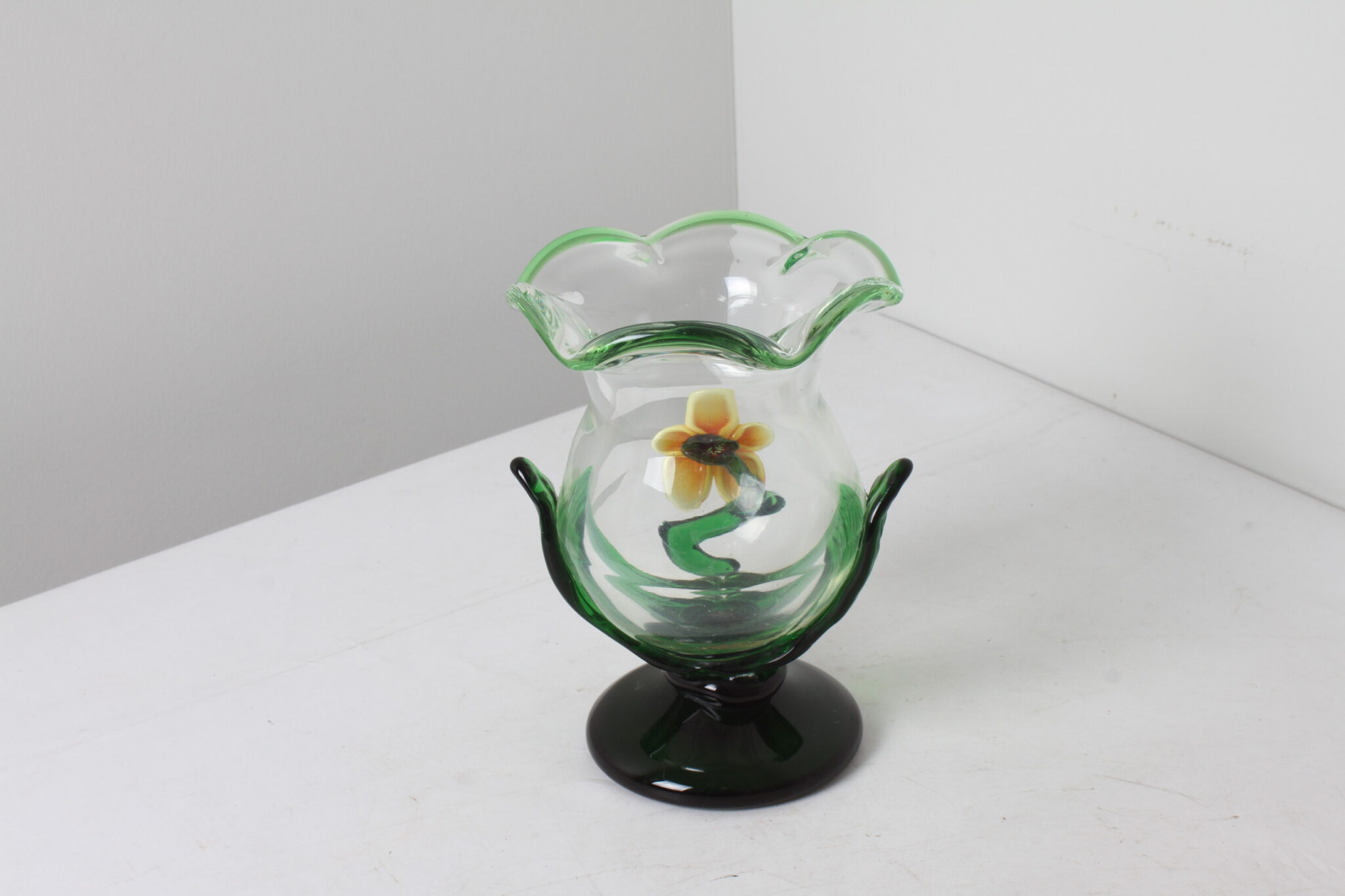 Vase en verre transparent avec fleur jaune et base de feuille verte vintage (4)