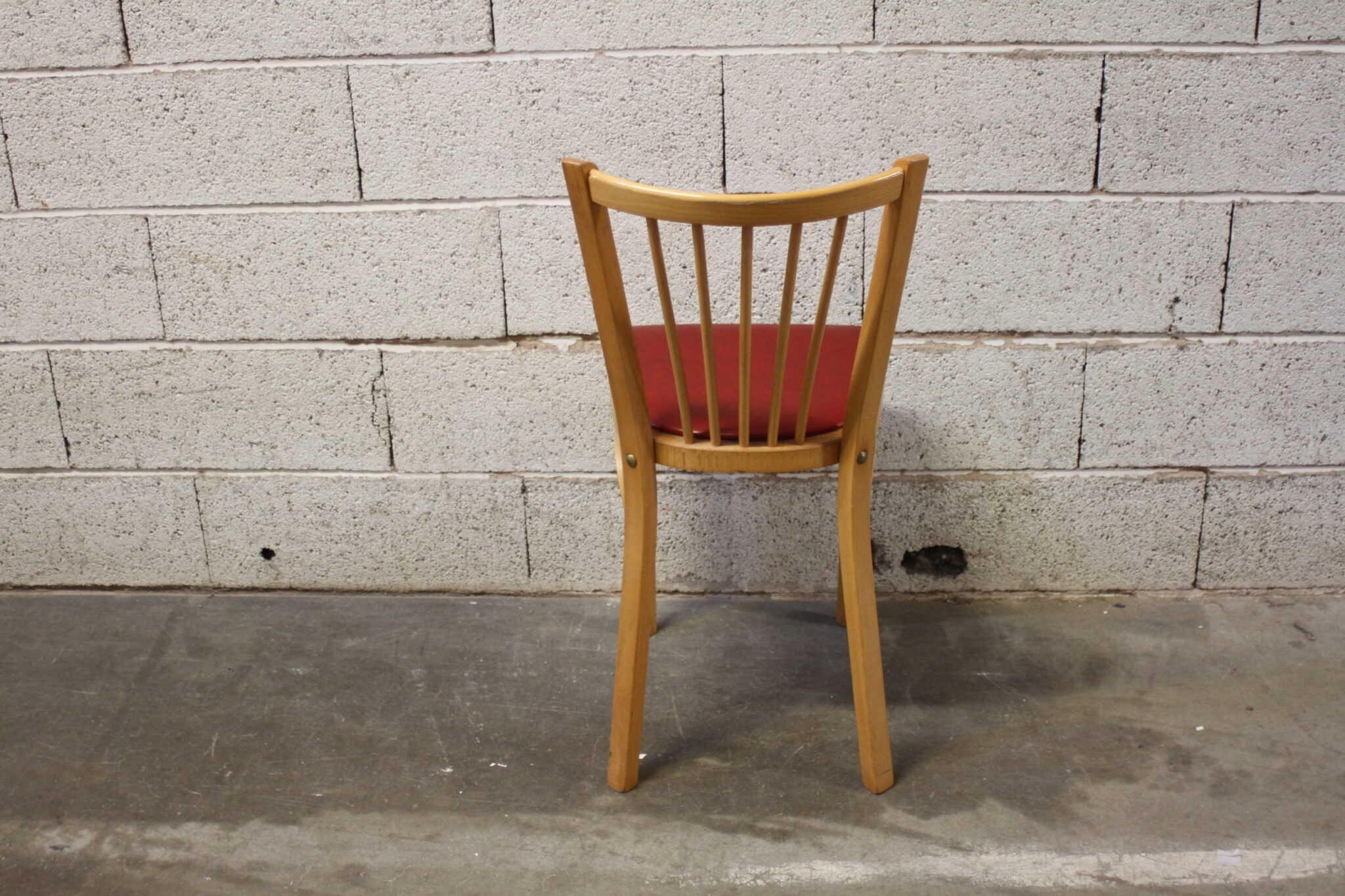 ancienne-chaise-bistrit-baumann-bois-clair-skai-rouge-mobilier-brocante-occasion-emmaus-scherwiller-etikette (1)