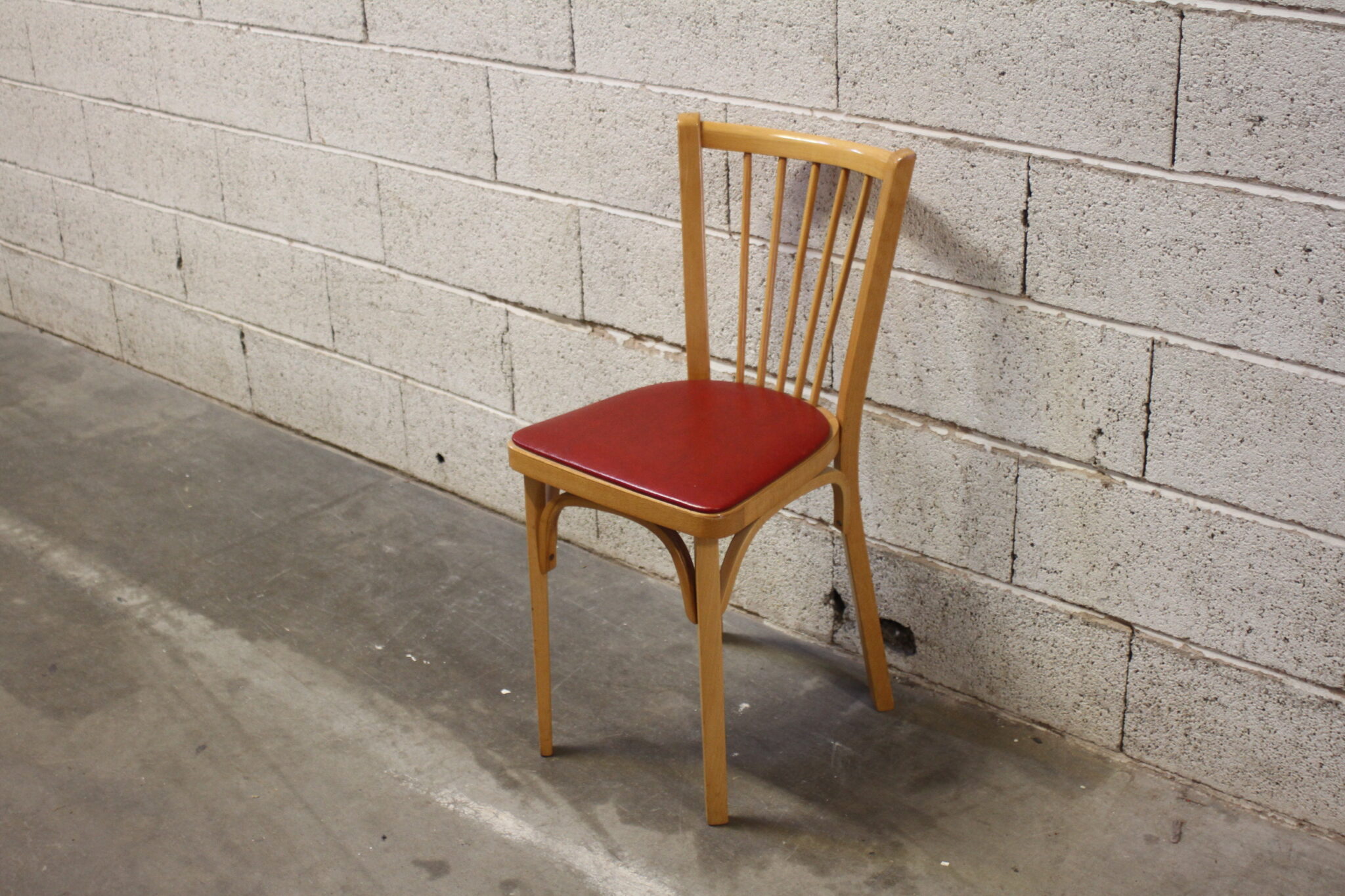 ancienne-chaise-bistrit-baumann-bois-clair-skai-rouge-mobilier-brocante-occasion-emmaus-scherwiller-etikette (2)
