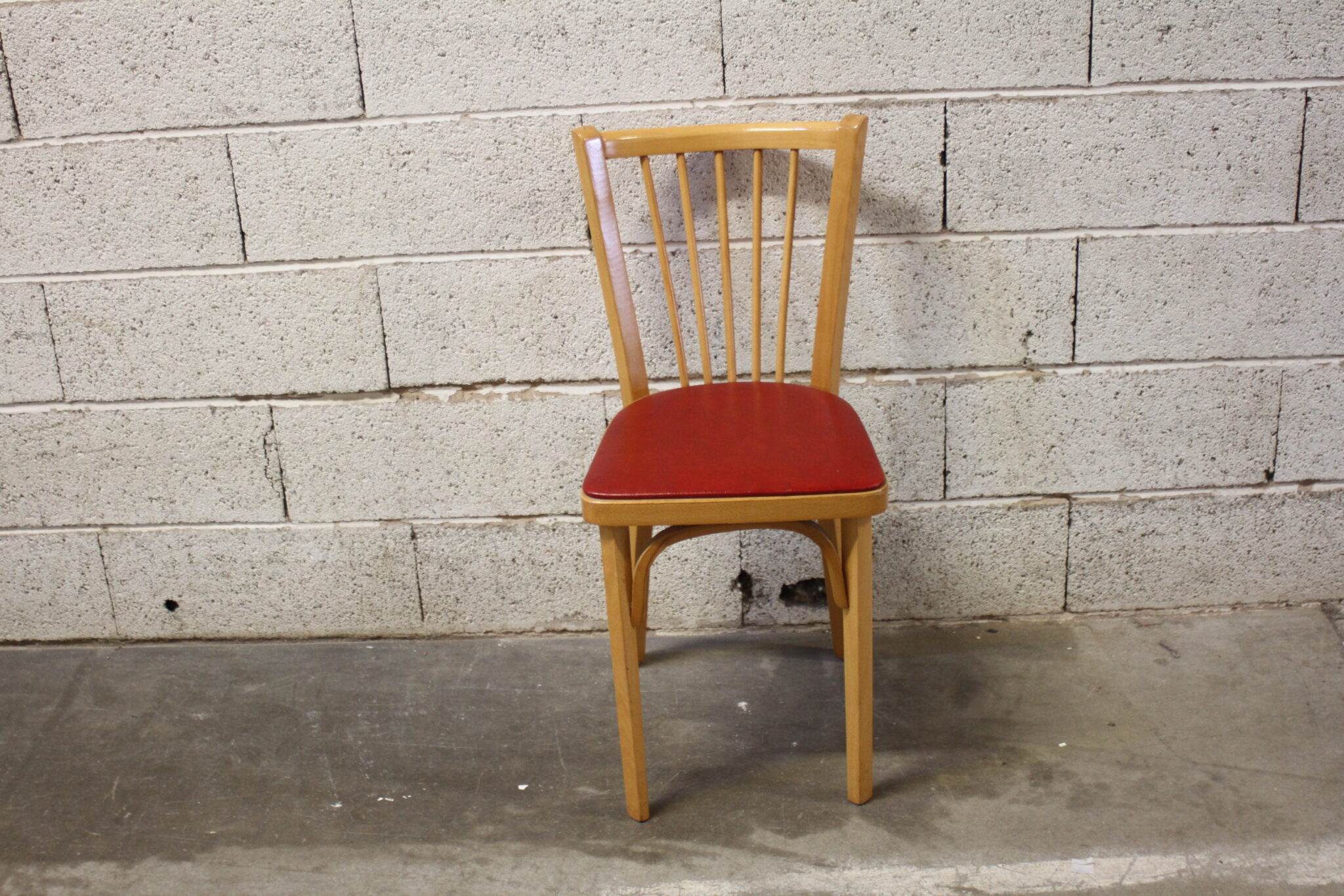 ancienne-chaise-bistrit-baumann-bois-clair-skai-rouge-mobilier-brocante-occasion-emmaus-scherwiller-etikette (3)