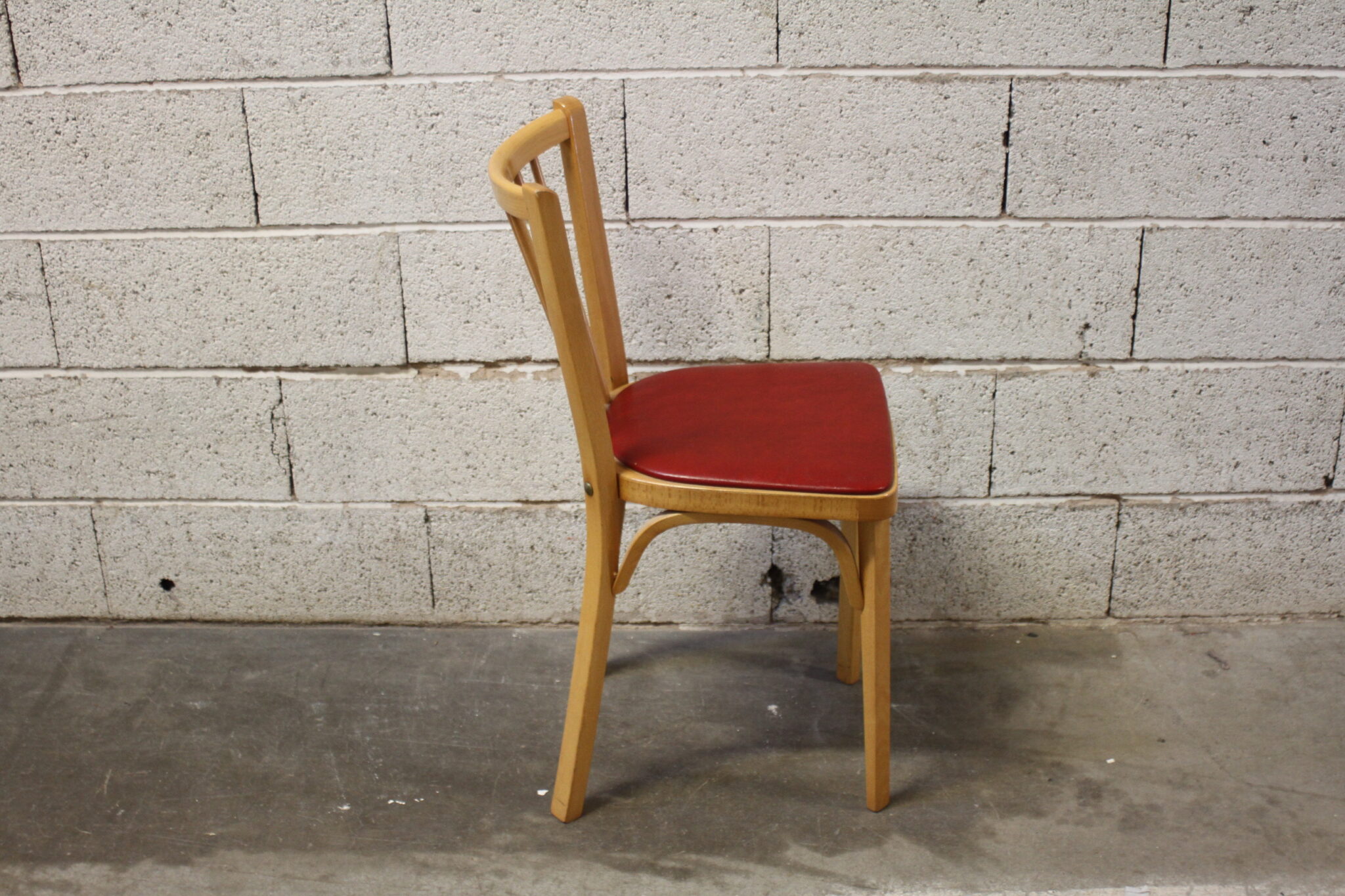 ancienne-chaise-bistrit-baumann-bois-clair-skai-rouge-mobilier-brocante-occasion-emmaus-scherwiller-etikette (4)