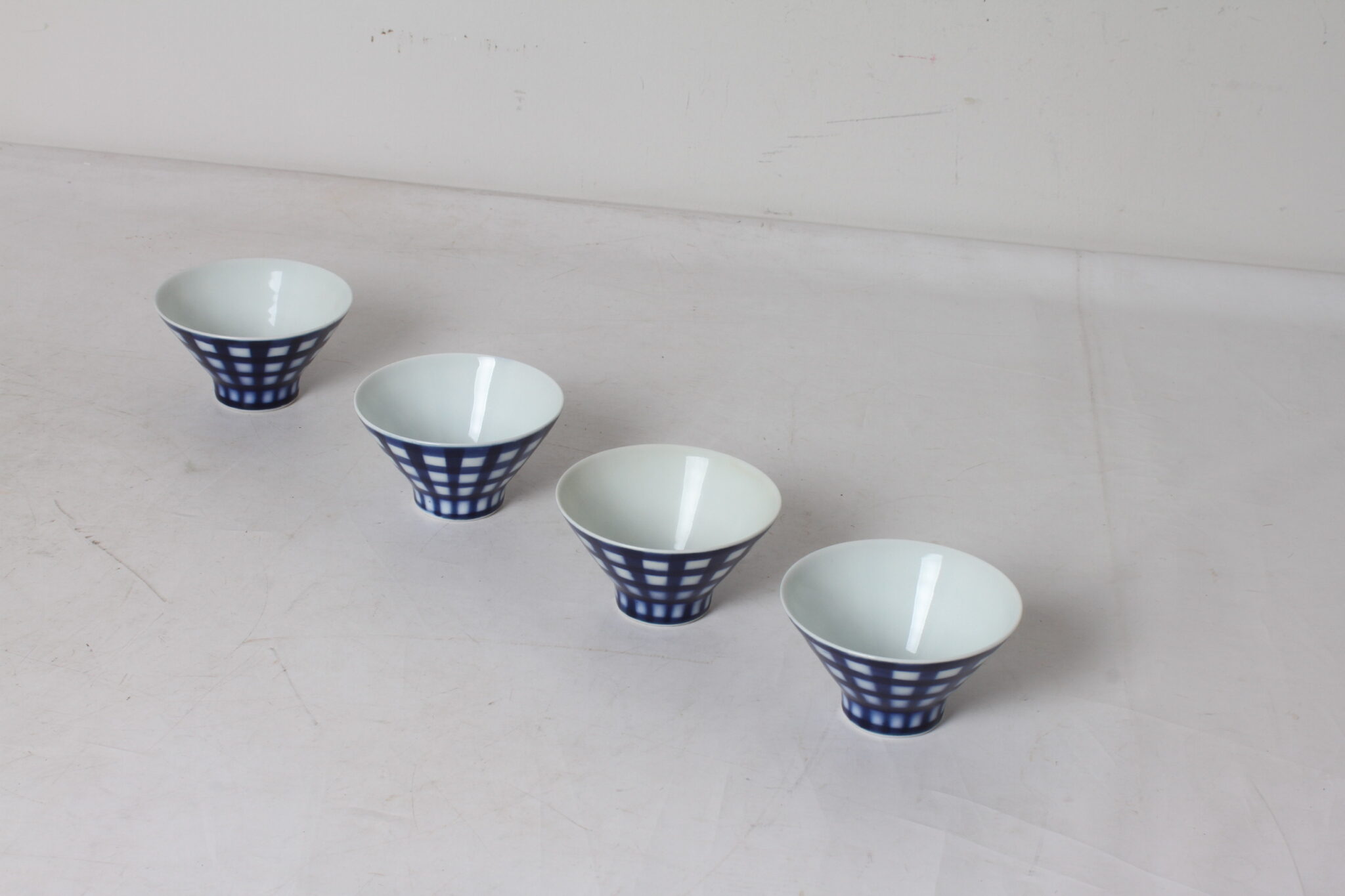 coupelles-en-porcelaine-decor-carreaux-art-de-la-table-occasion-emmaus-scherwiller-etikette (1)