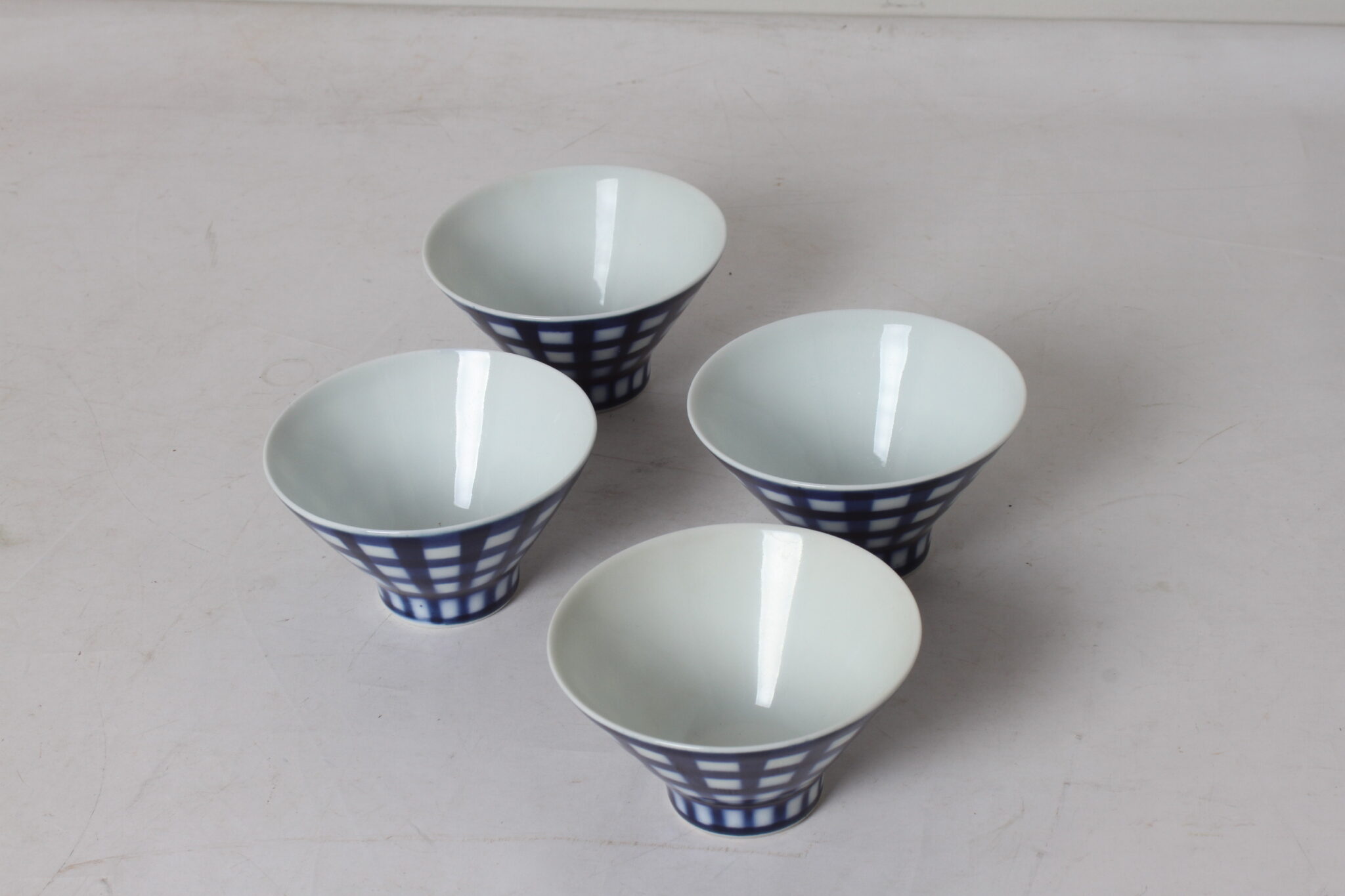 coupelles-en-porcelaine-decor-carreaux-art-de-la-table-occasion-emmaus-scherwiller-etikette (2)