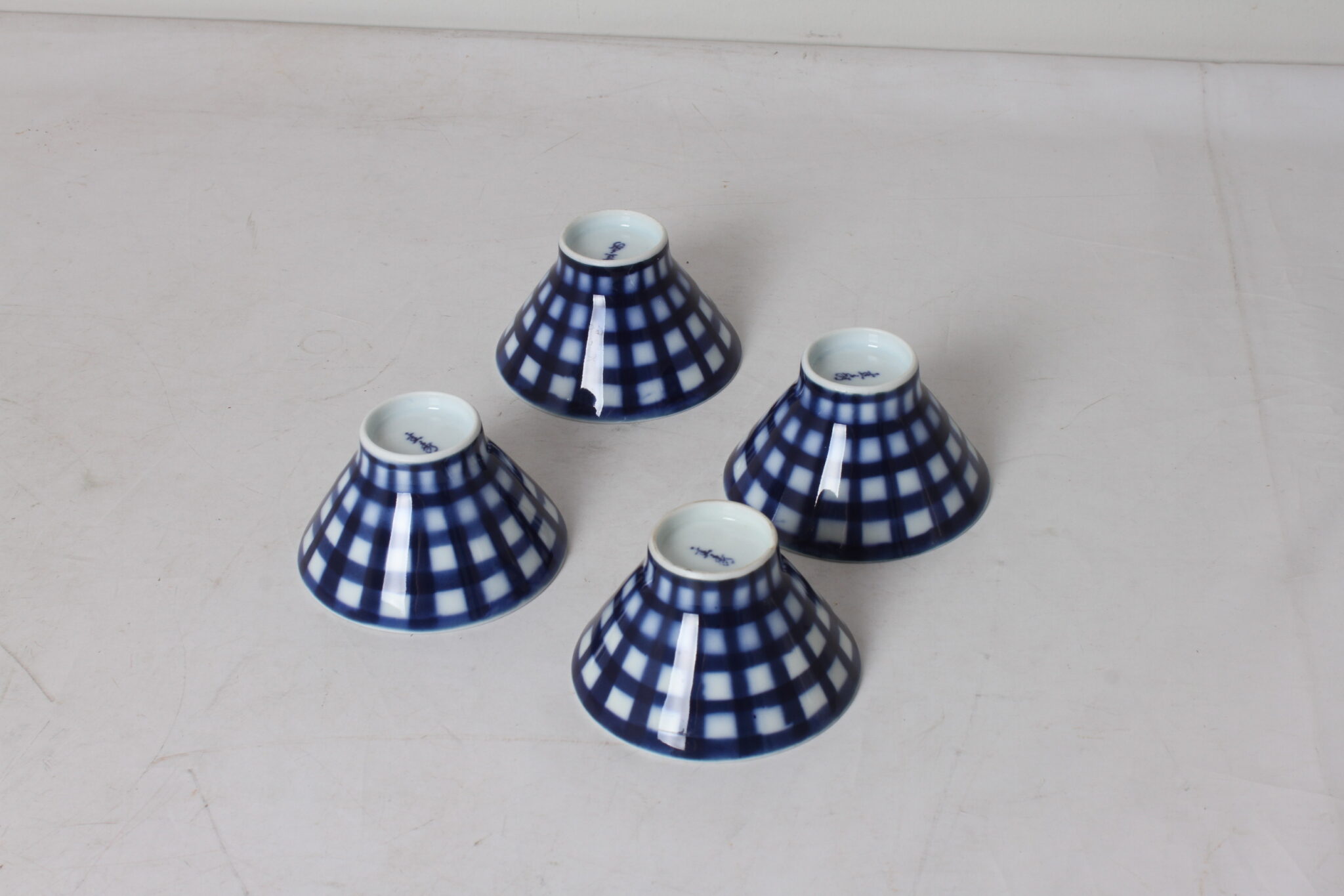 coupelles-en-porcelaine-decor-carreaux-art-de-la-table-occasion-emmaus-scherwiller-etikette (3)