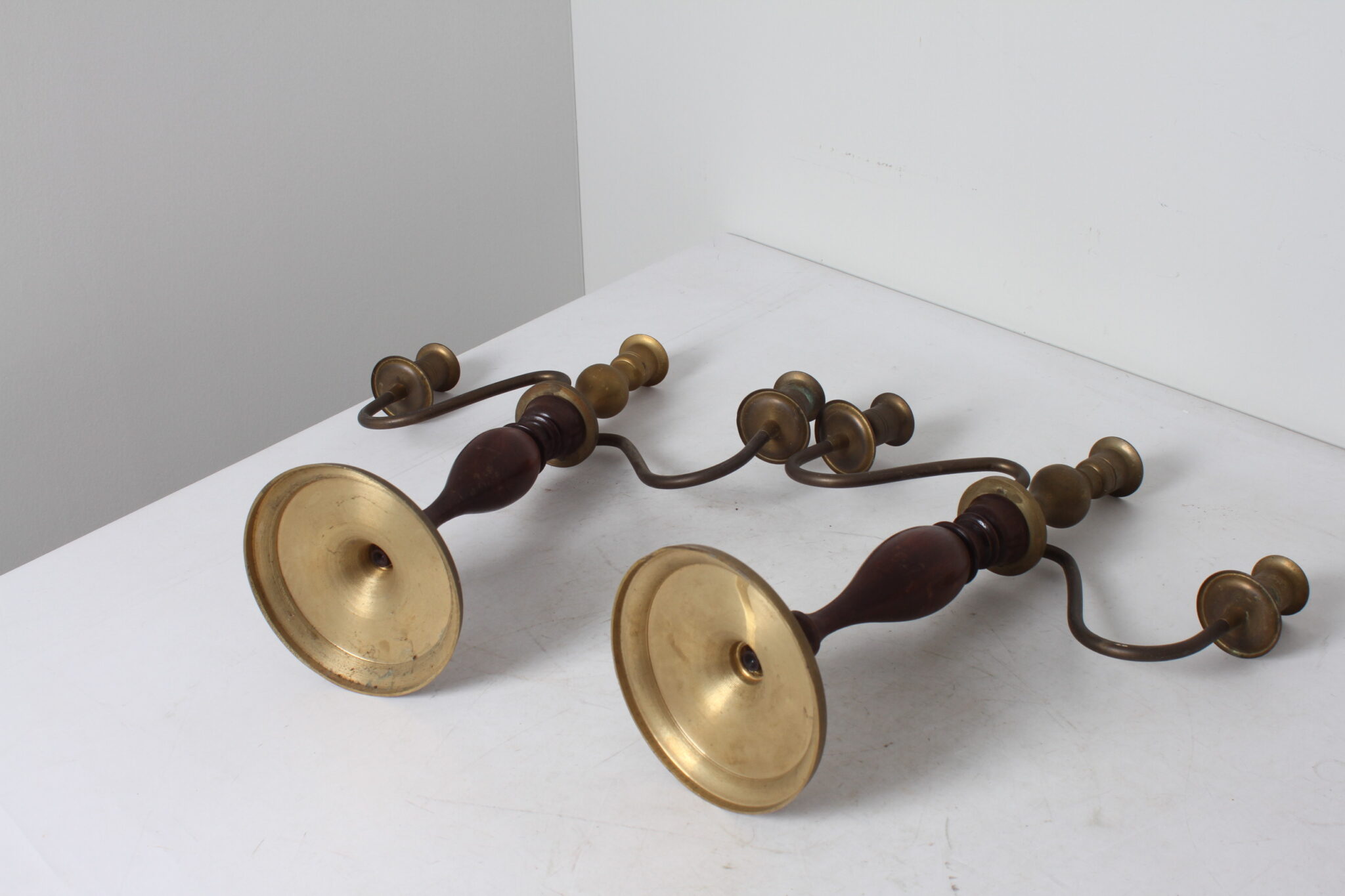 paire-de-chandelier-design-laiton-dore-bois-objets-deco-brocante-occasion-emmaus-scherwiller-etikette (1)
