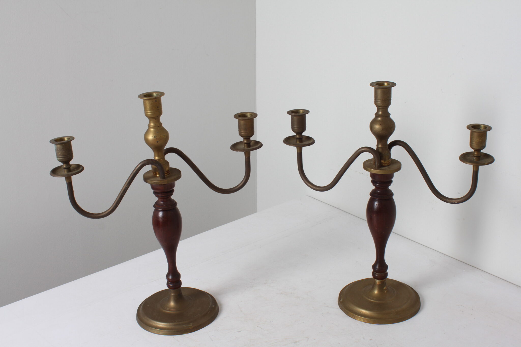paire-de-chandelier-design-laiton-dore-bois-objets-deco-brocante-occasion-emmaus-scherwiller-etikette (2)