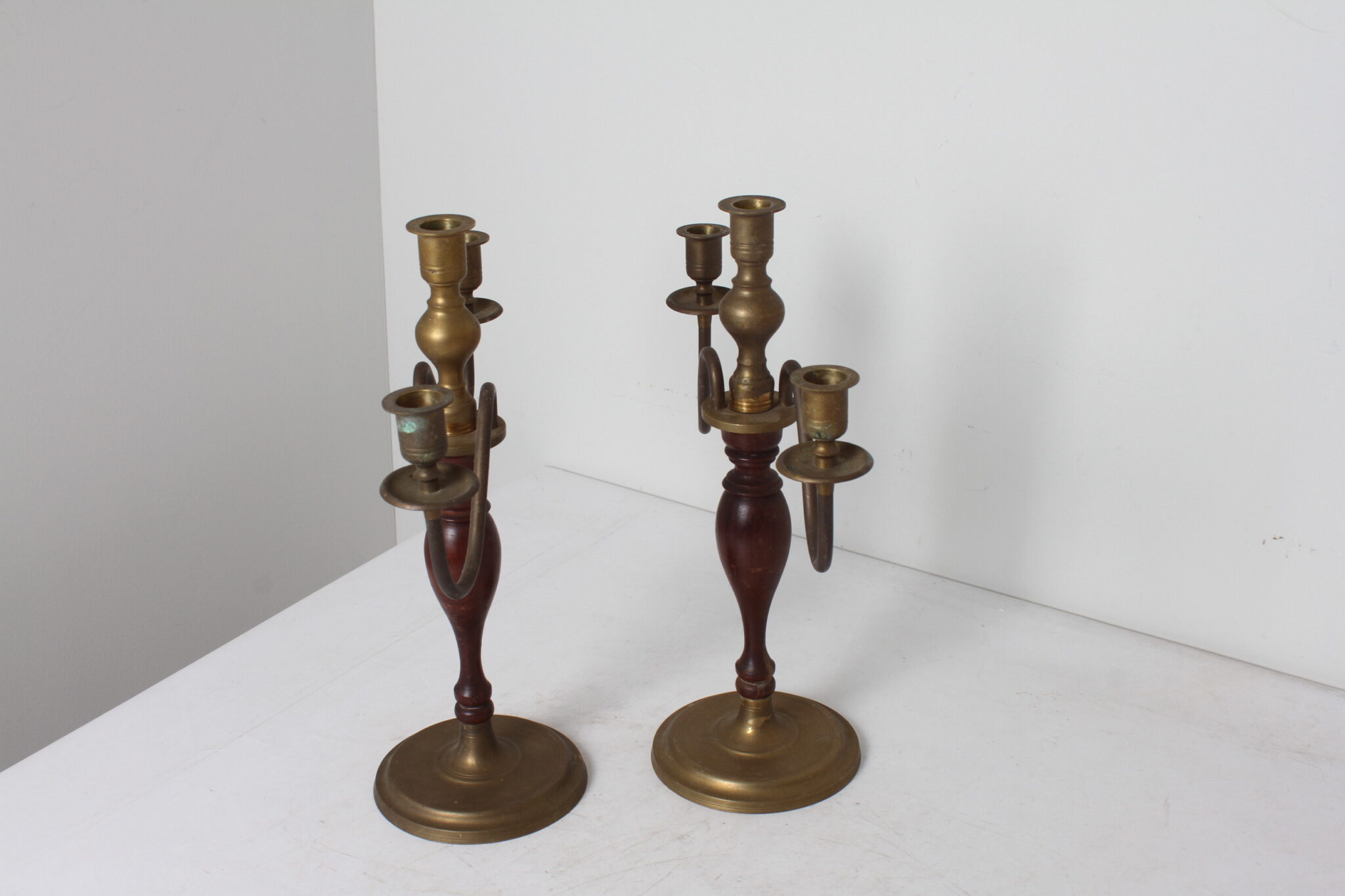 paire-de-chandelier-design-laiton-dore-bois-objets-deco-brocante-occasion-emmaus-scherwiller-etikette (3)