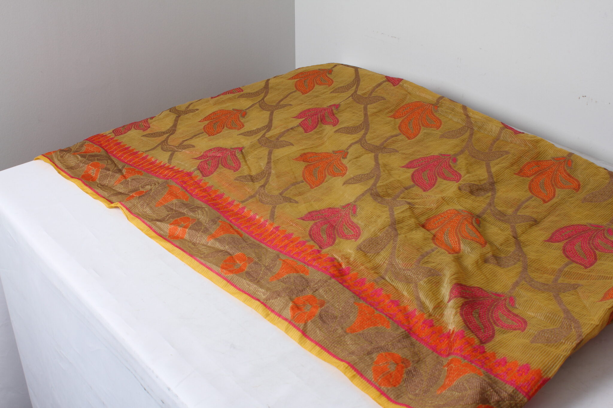 sari-indien-veritable-taille-unique-jaune-broderie-florale-mode-brocante-emmaus-scherwiller-etikette (1)