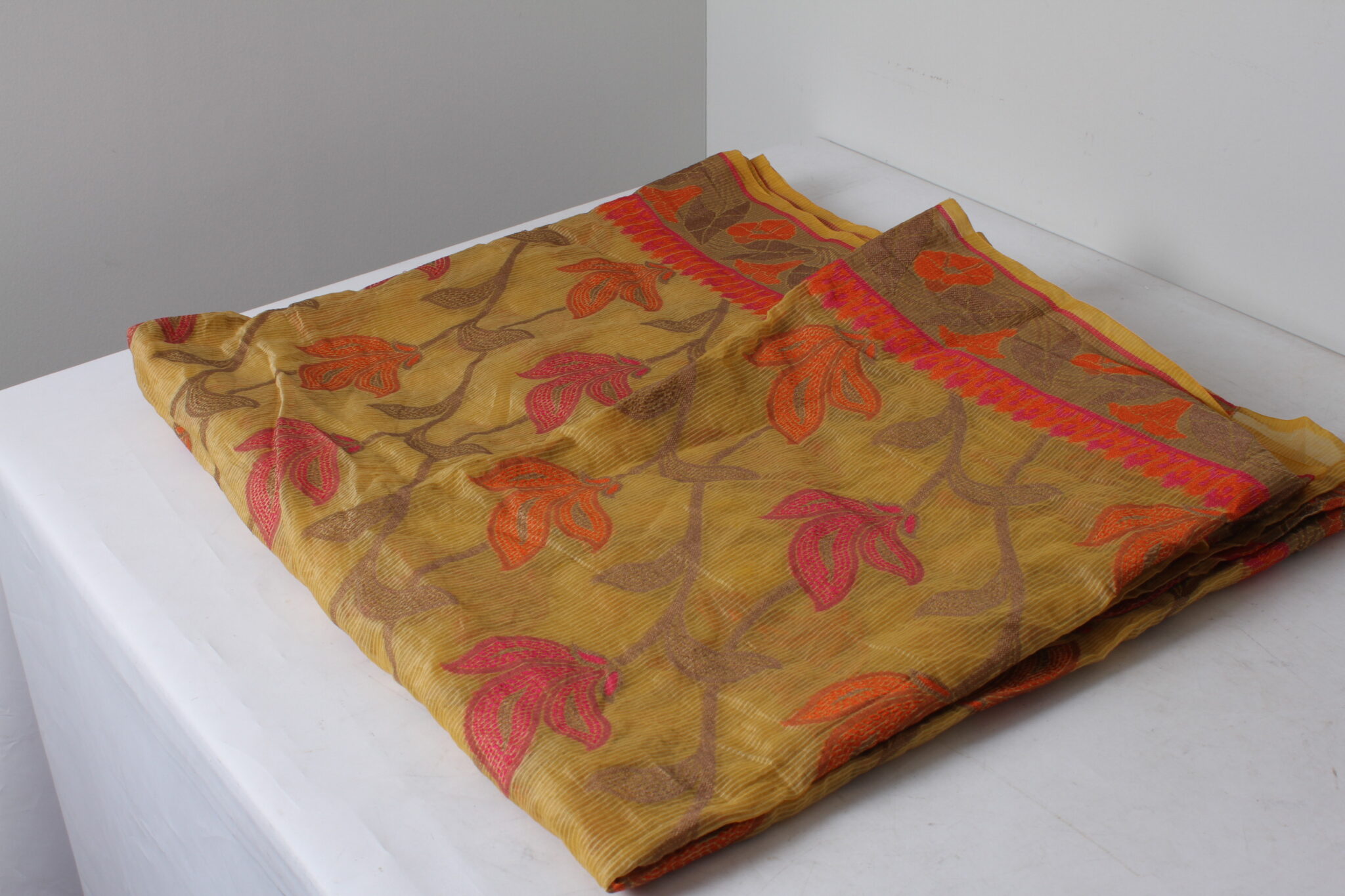 sari-indien-veritable-taille-unique-jaune-broderie-florale-mode-brocante-emmaus-scherwiller-etikette (2)