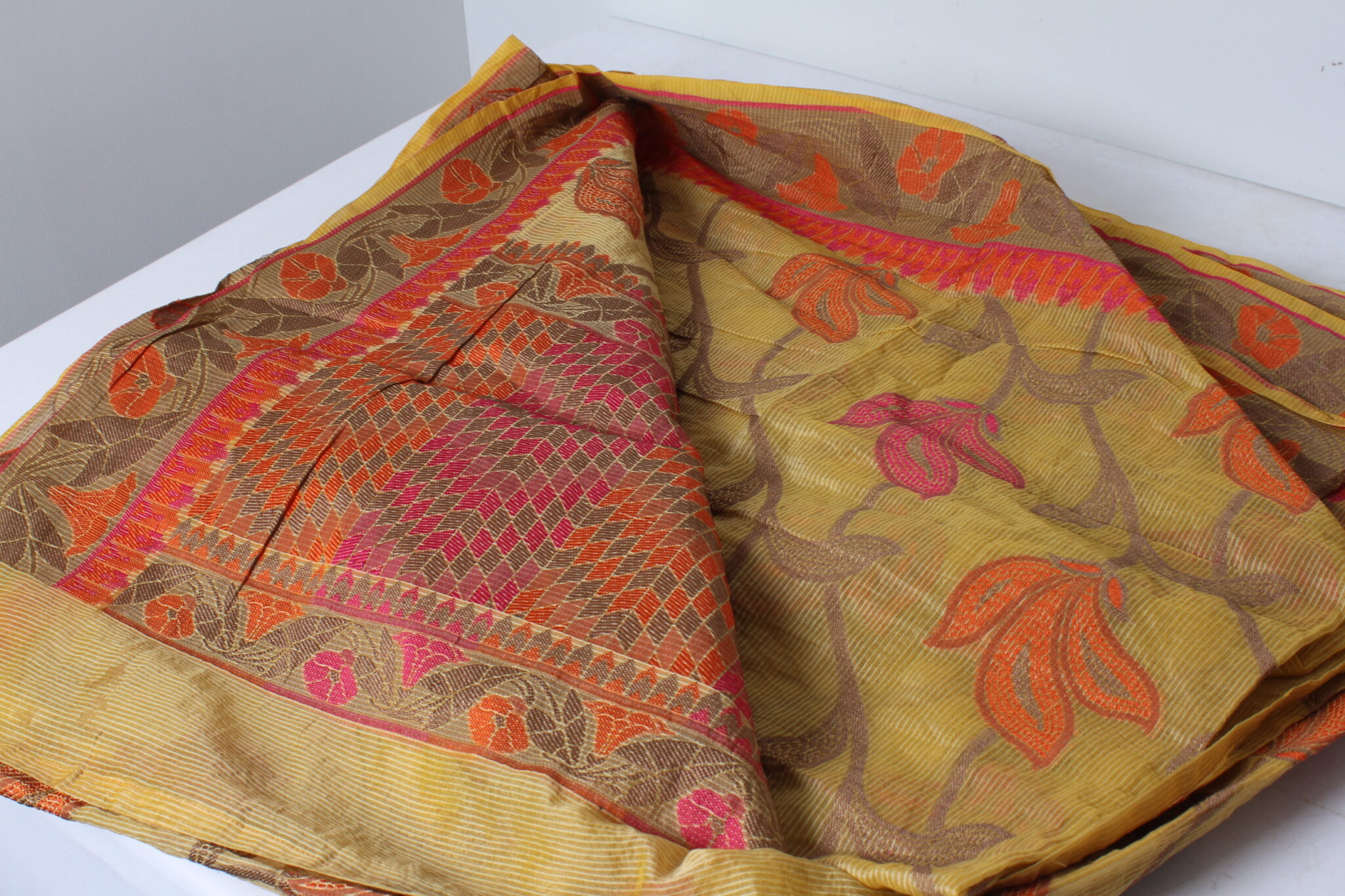 sari-indien-veritable-taille-unique-jaune-broderie-florale-mode-brocante-emmaus-scherwiller-etikette (3)