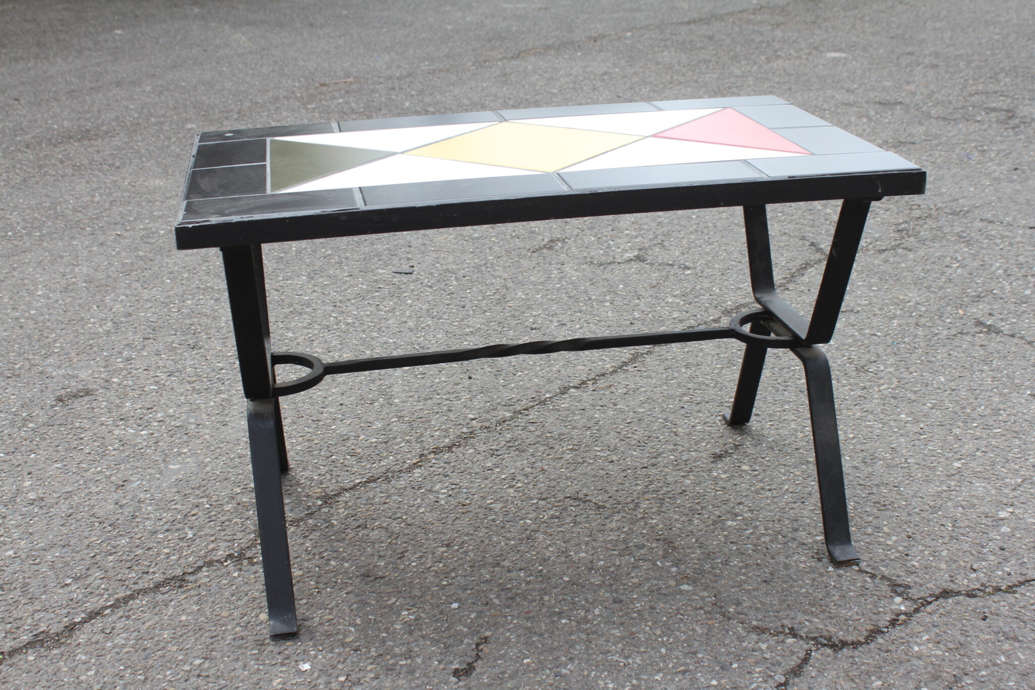 table-basse-fer-forge-noir-plateau-ceramique-mobilier-brocante-occasion-emmaus-scherwiller-etikette (1)
