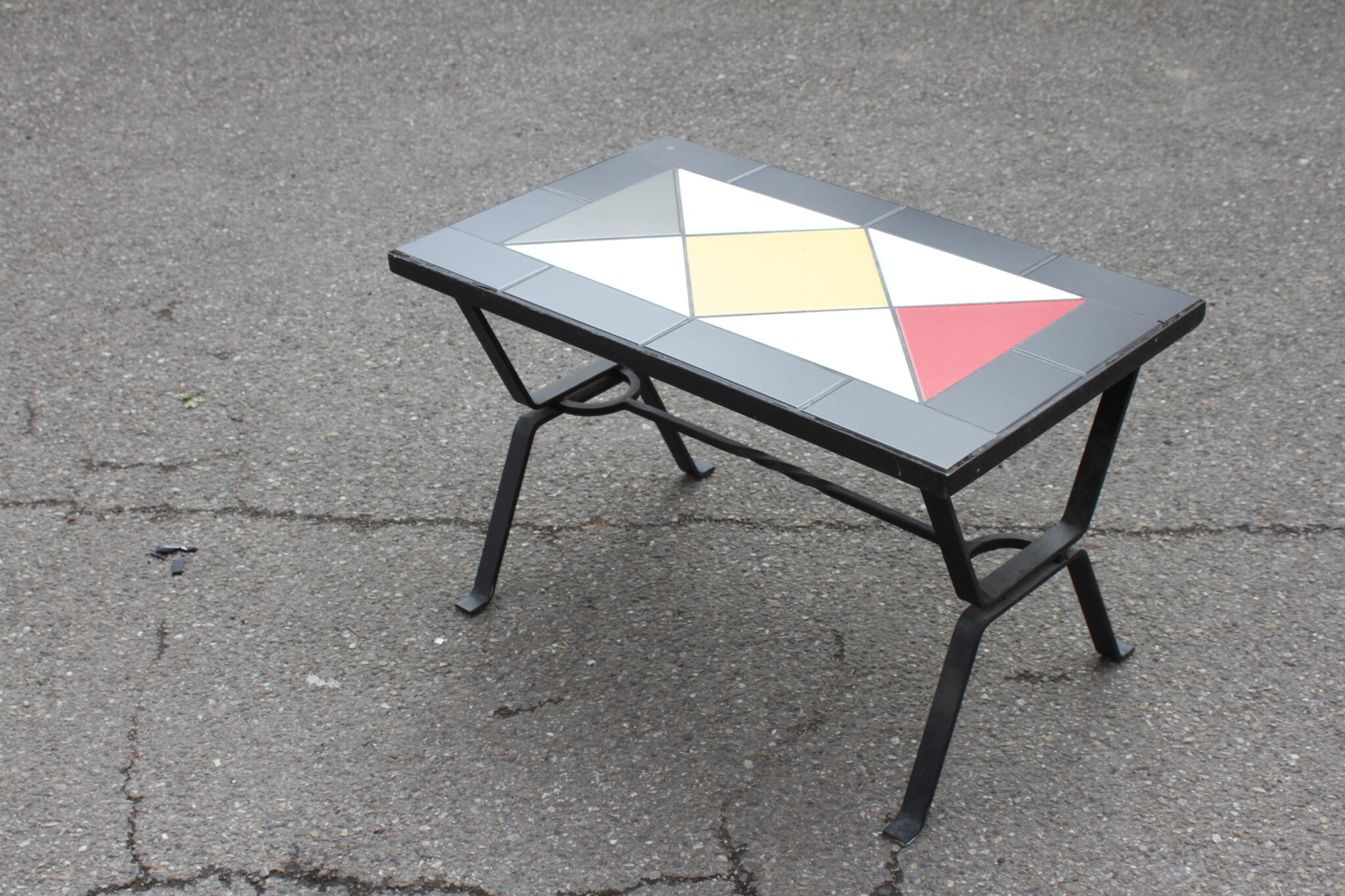 table-basse-fer-forge-noir-plateau-ceramique-mobilier-brocante-occasion-emmaus-scherwiller-etikette (2)