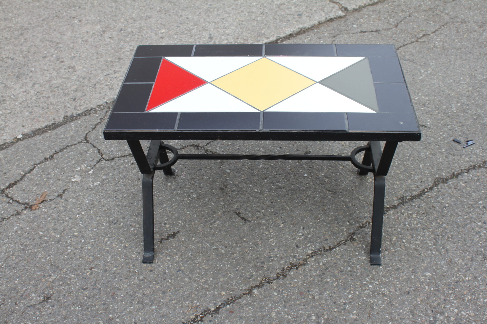 table-basse-fer-forge-noir-plateau-ceramique-mobilier-brocante-occasion-emmaus-scherwiller-etikette (3)
