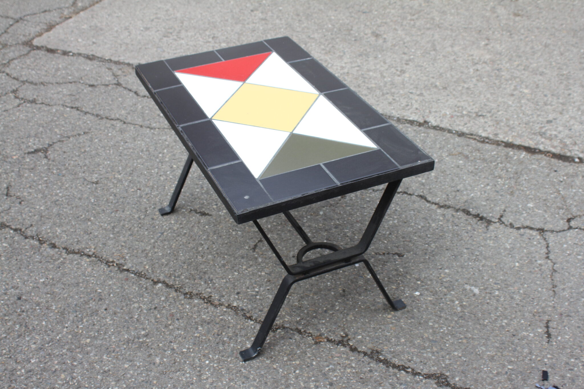 table-basse-fer-forge-noir-plateau-ceramique-mobilier-brocante-occasion-emmaus-scherwiller-etikette (4)