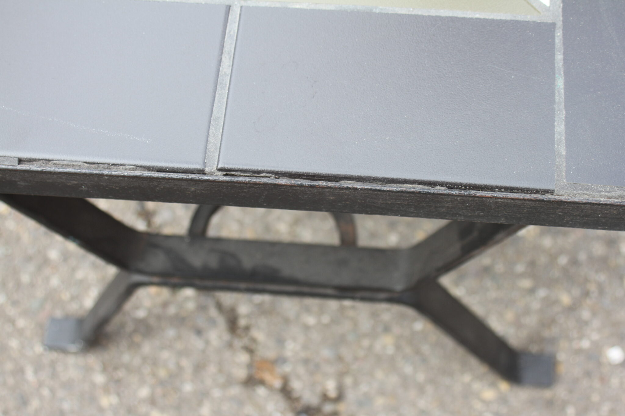 table-basse-fer-forge-noir-plateau-ceramique-mobilier-brocante-occasion-emmaus-scherwiller-etikette (6)