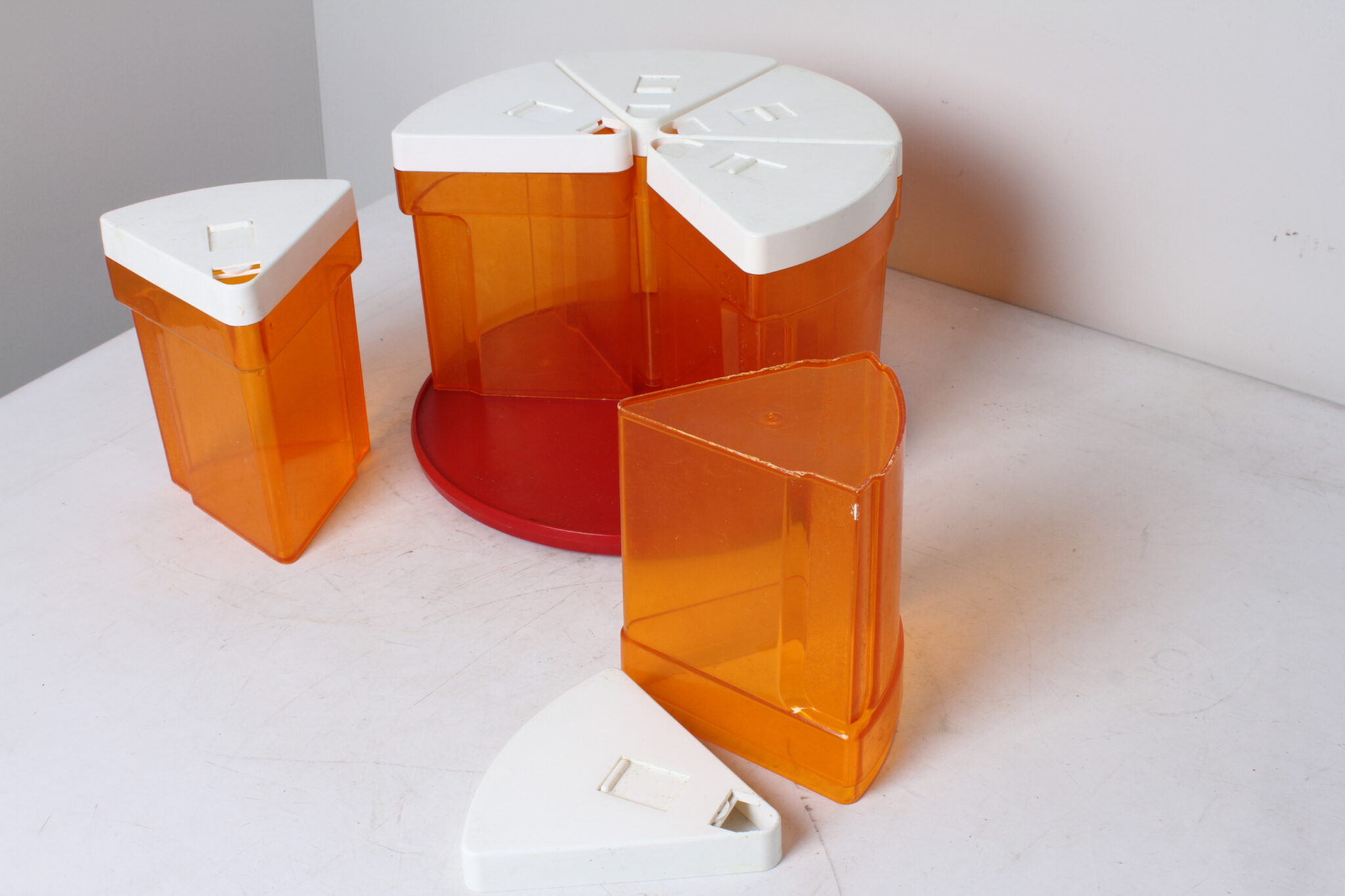 tourniquet-vintage-caroussel-castel-plastique-orange-art-de-la-table-occasion-brocante-emmaus-scherwiller-etikette (1)