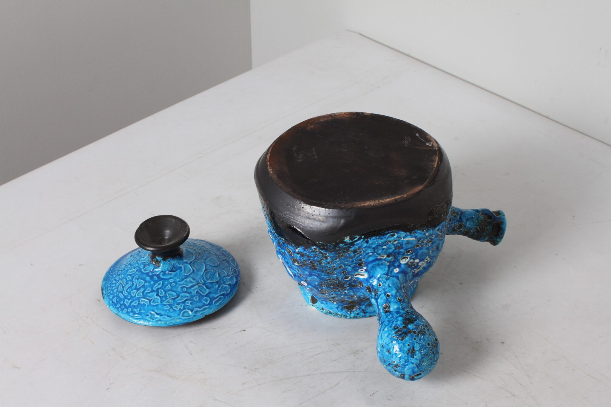 Verseuse fat Lava en céramique bleu et noir Vintage Vallauris (1)