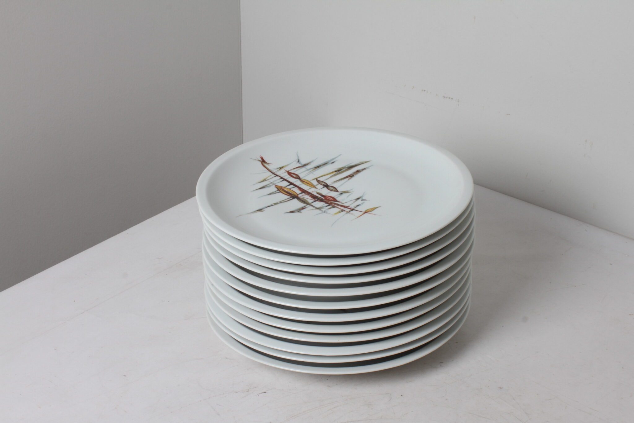 12 assiettes creuses en porcelaine Berry Haute – décor vintage stylisé (4)