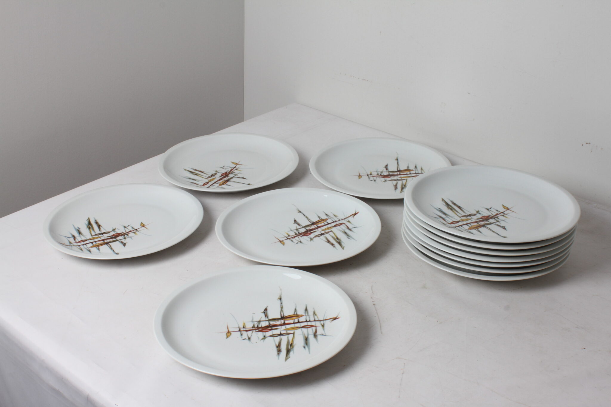 12 assiettes creuses en porcelaine Berry Haute – décor vintage stylisé (5)