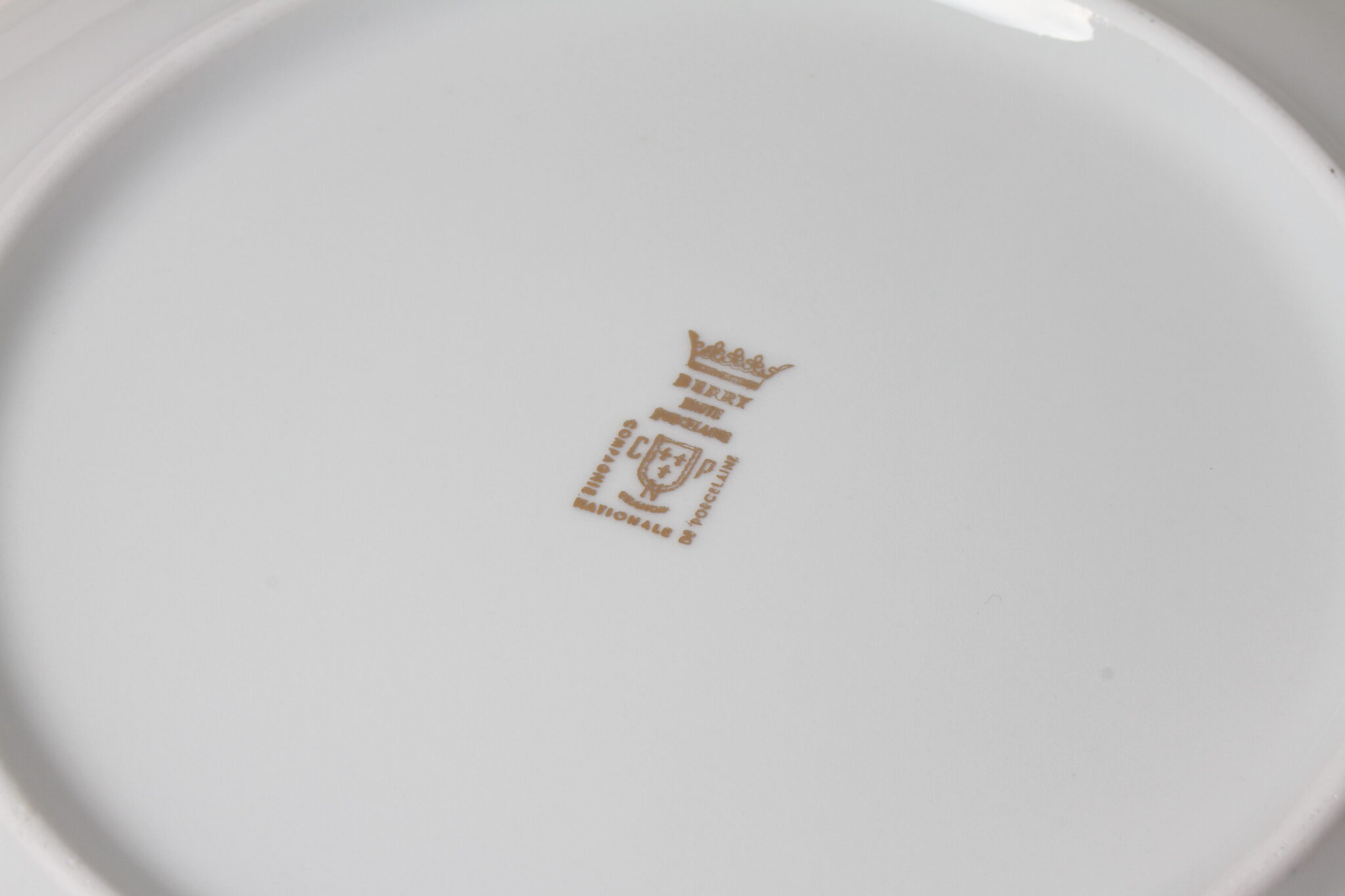 12 assiettes creuses en porcelaine Berry Haute – décor vintage stylisé (6)