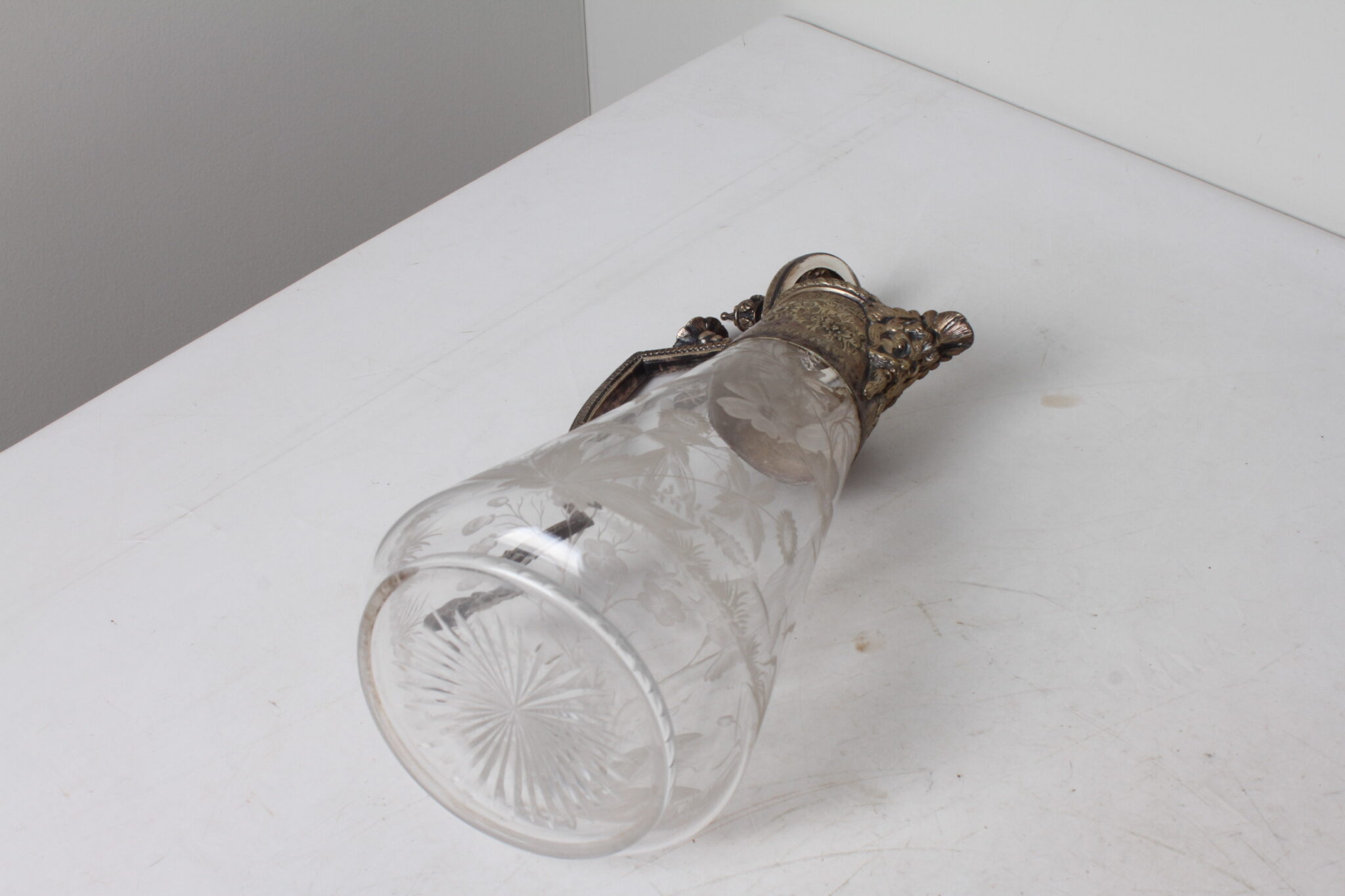 Aiguière orientale en verre gravé et métal argenté (1)