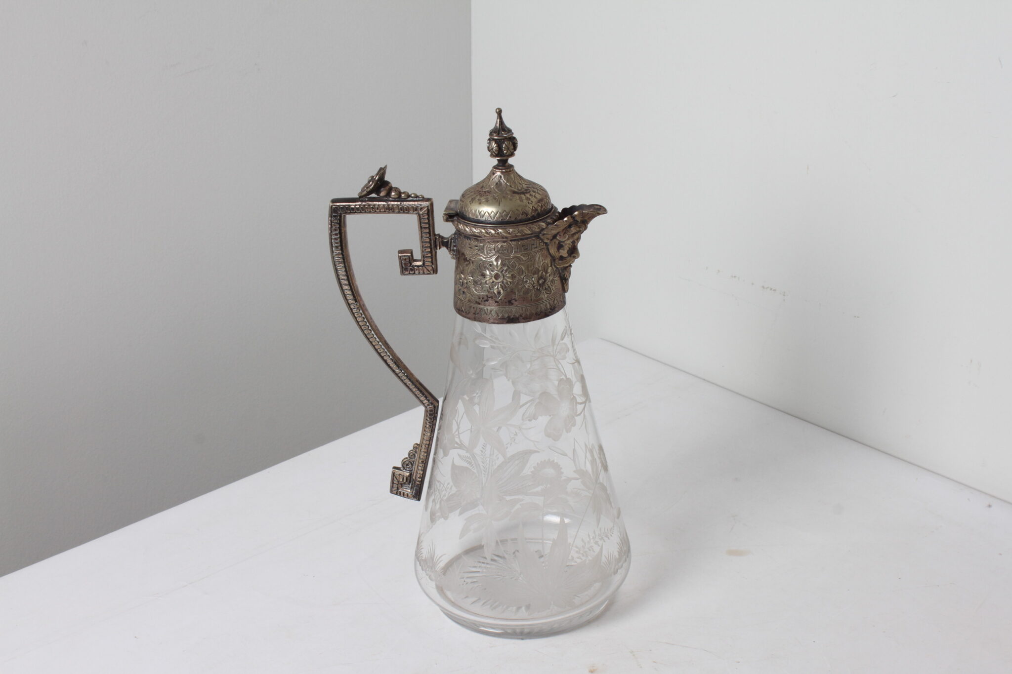 Aiguière orientale en verre gravé et métal argenté (2)