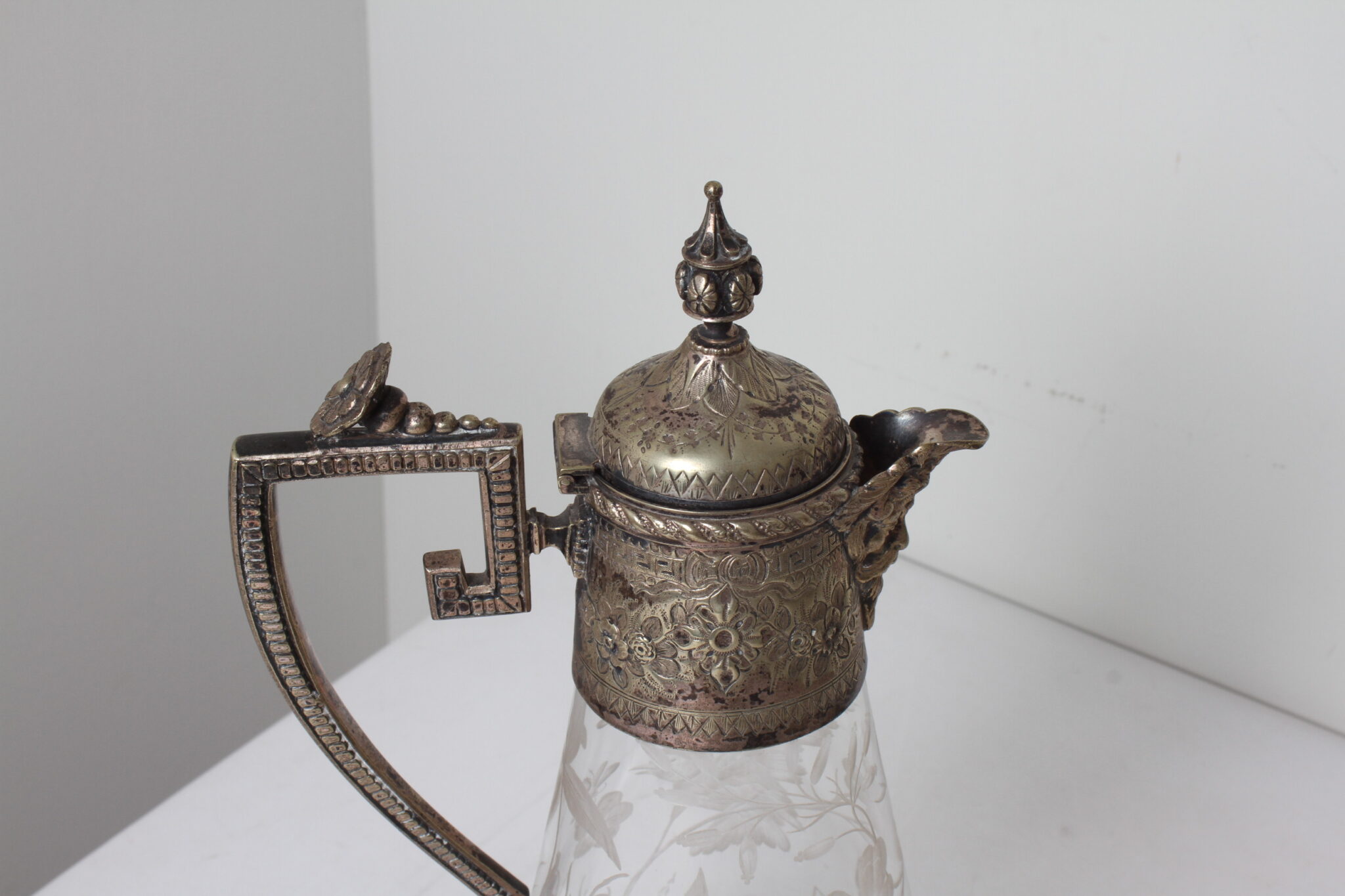 Aiguière orientale en verre gravé et métal argenté (3)