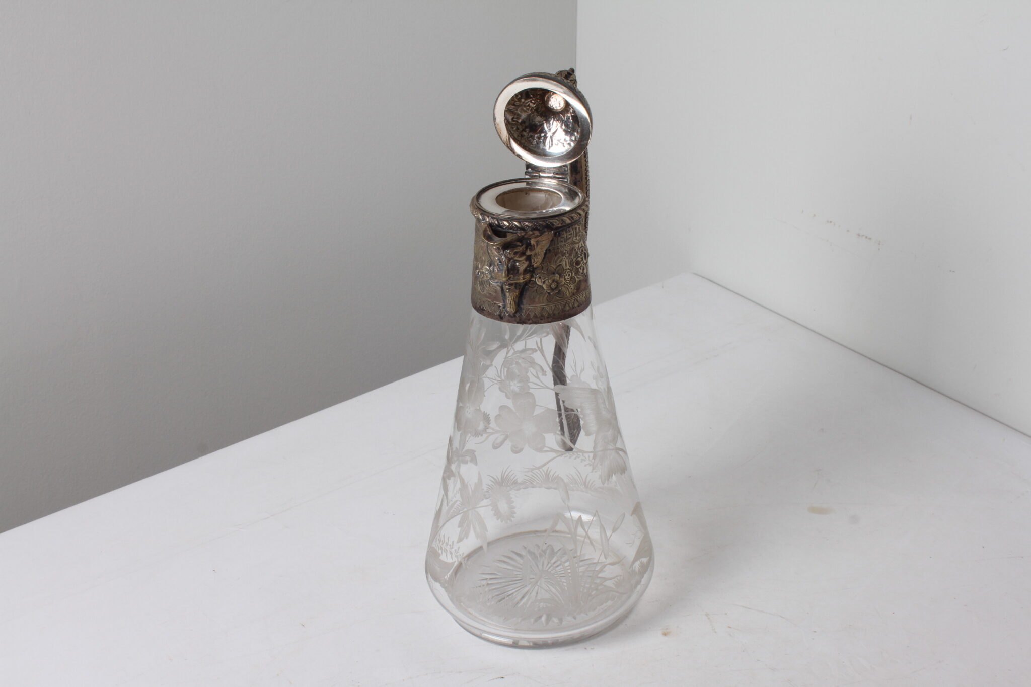 Aiguière orientale en verre gravé et métal argenté (4)