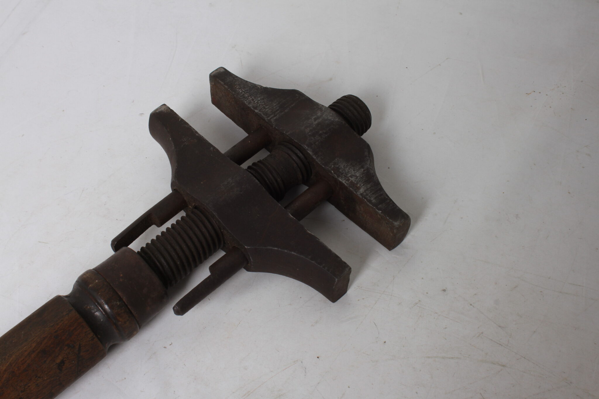 Ancienne clé à griffe en fer forgé et bois (1)