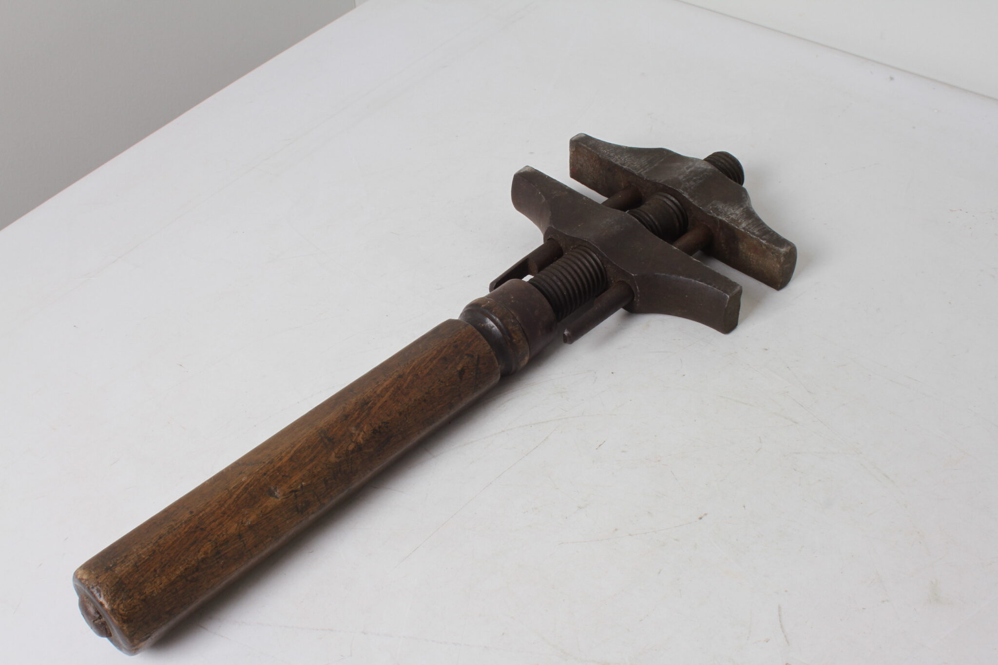 Ancienne clé à griffe en fer forgé et bois (2)