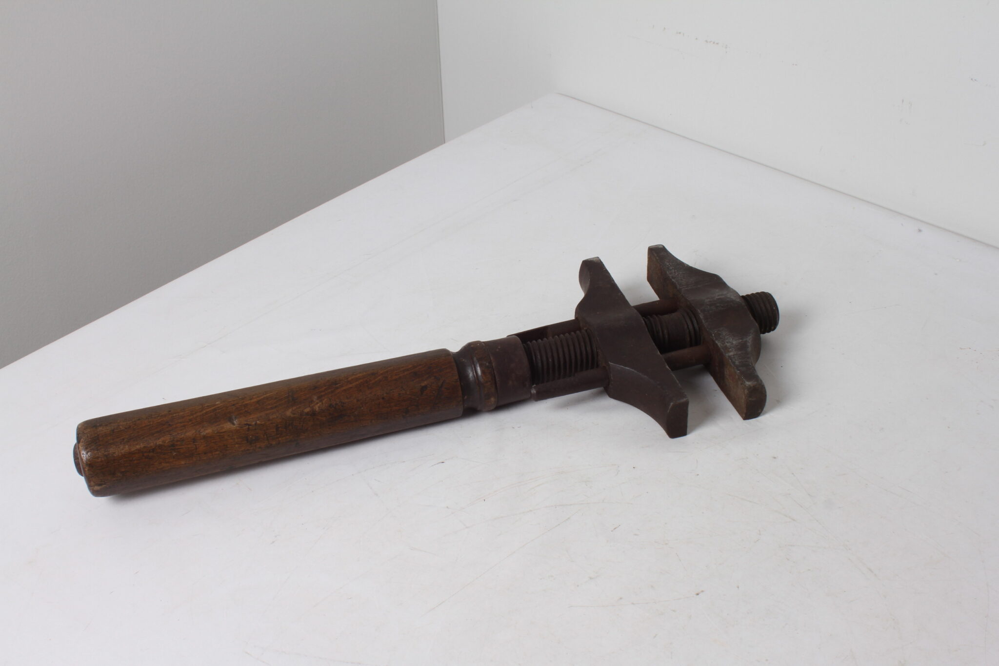 Ancienne clé à griffe en fer forgé et bois (3)