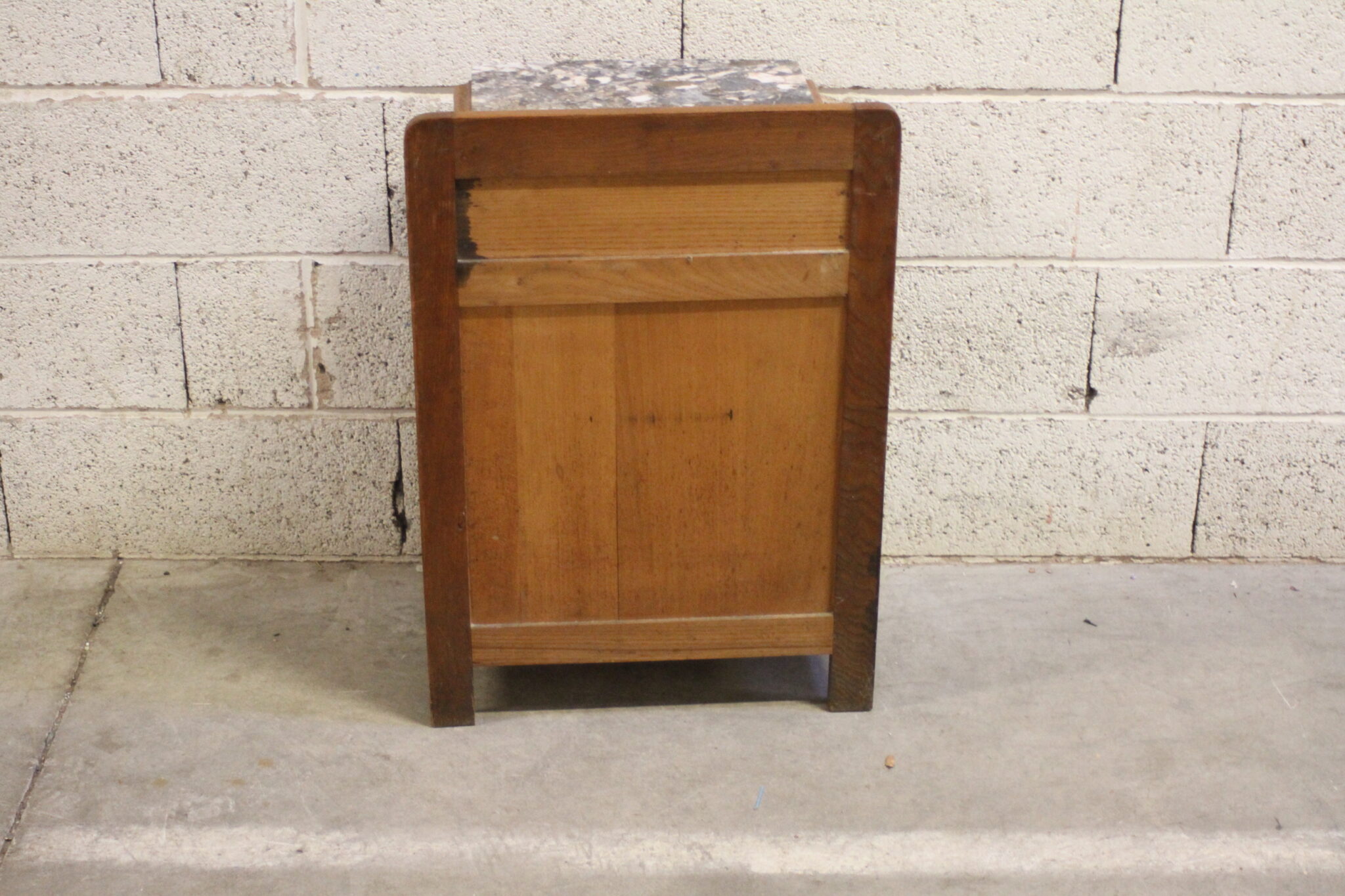 ancienne-table-de-chevet-bois-marbre-1-tiroir-1-porte-mobilier-brocante-occasion-emmaus-scherwiller-etikette (1)