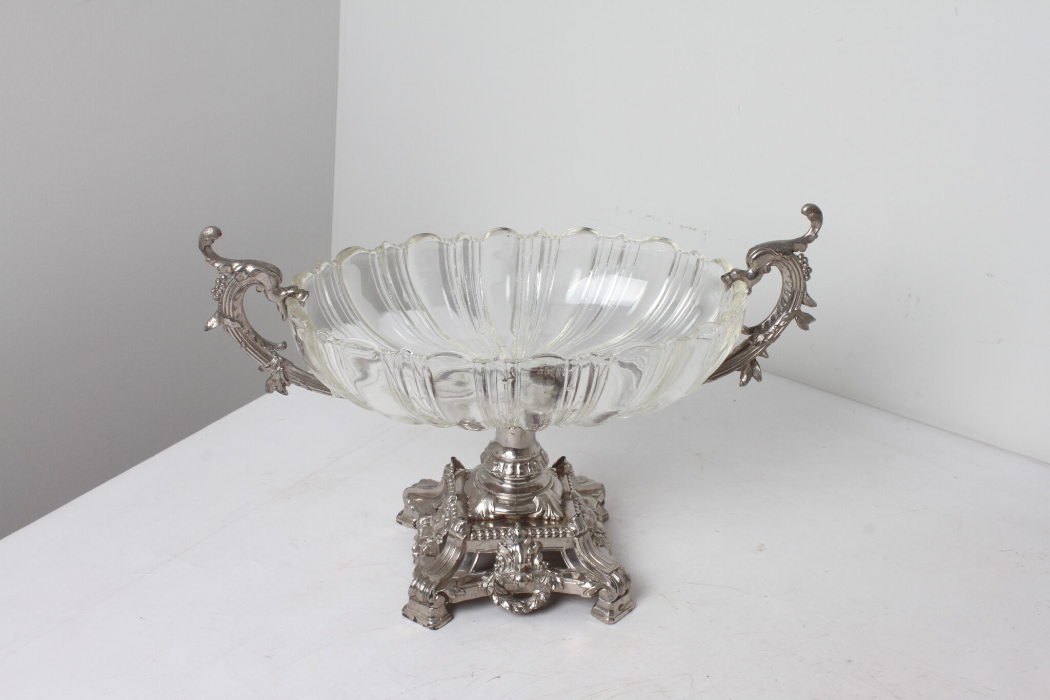 Coupe sur pied en métal argenté et en verre (2)