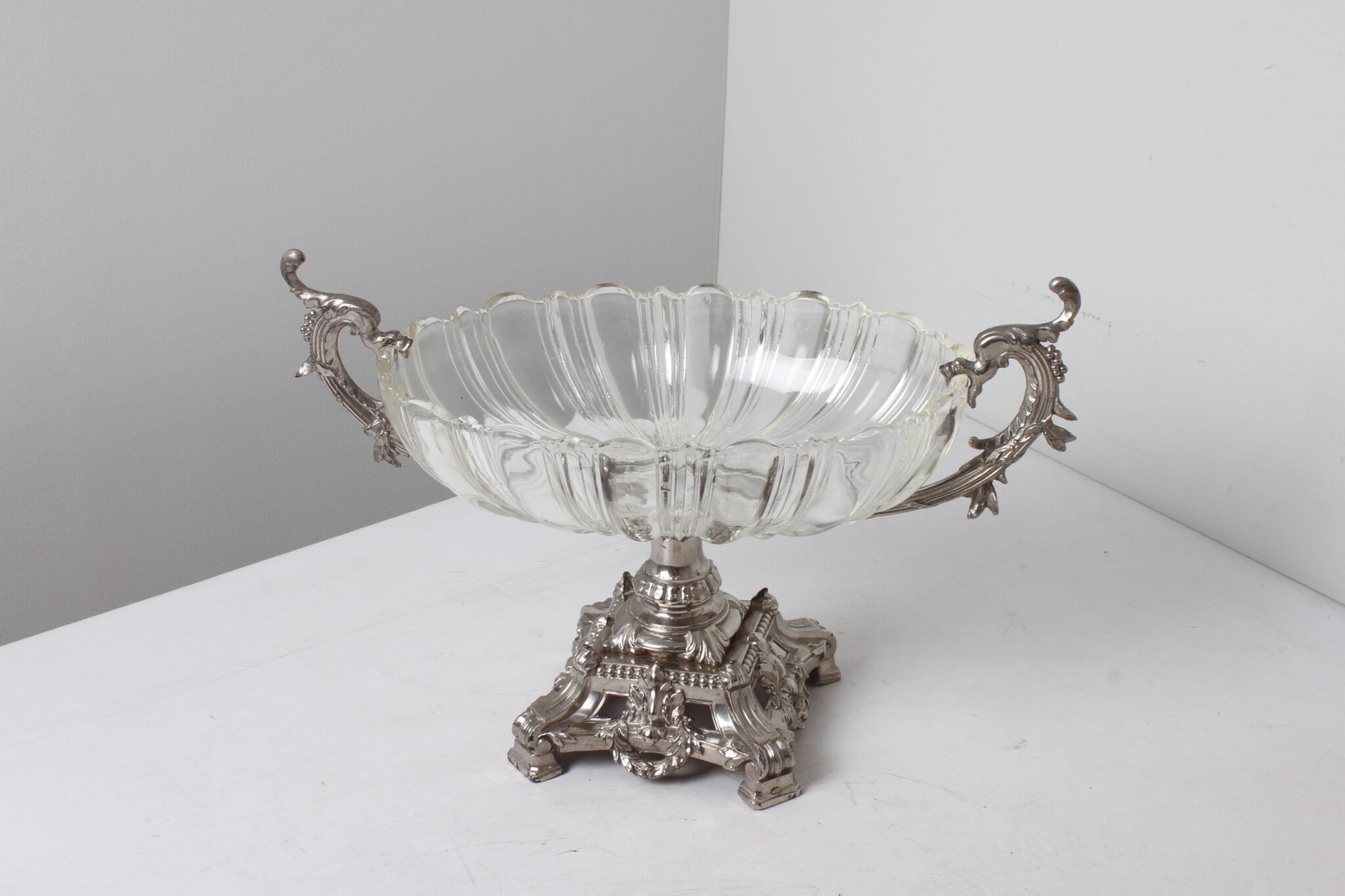 Coupe sur pied en métal argenté et en verre (3)