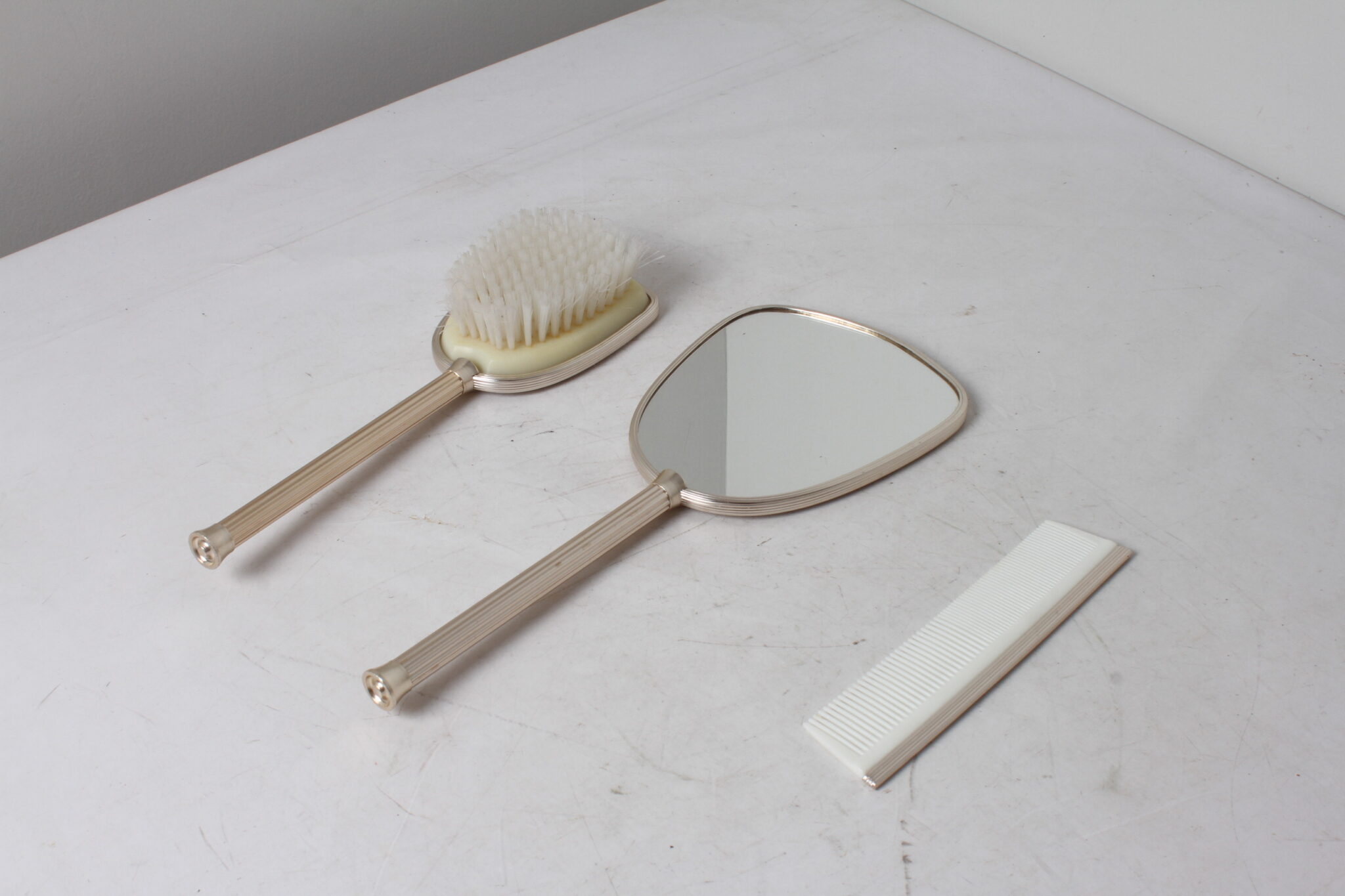 Ensemble ancien de brosses avec miroir à décor floral (1)