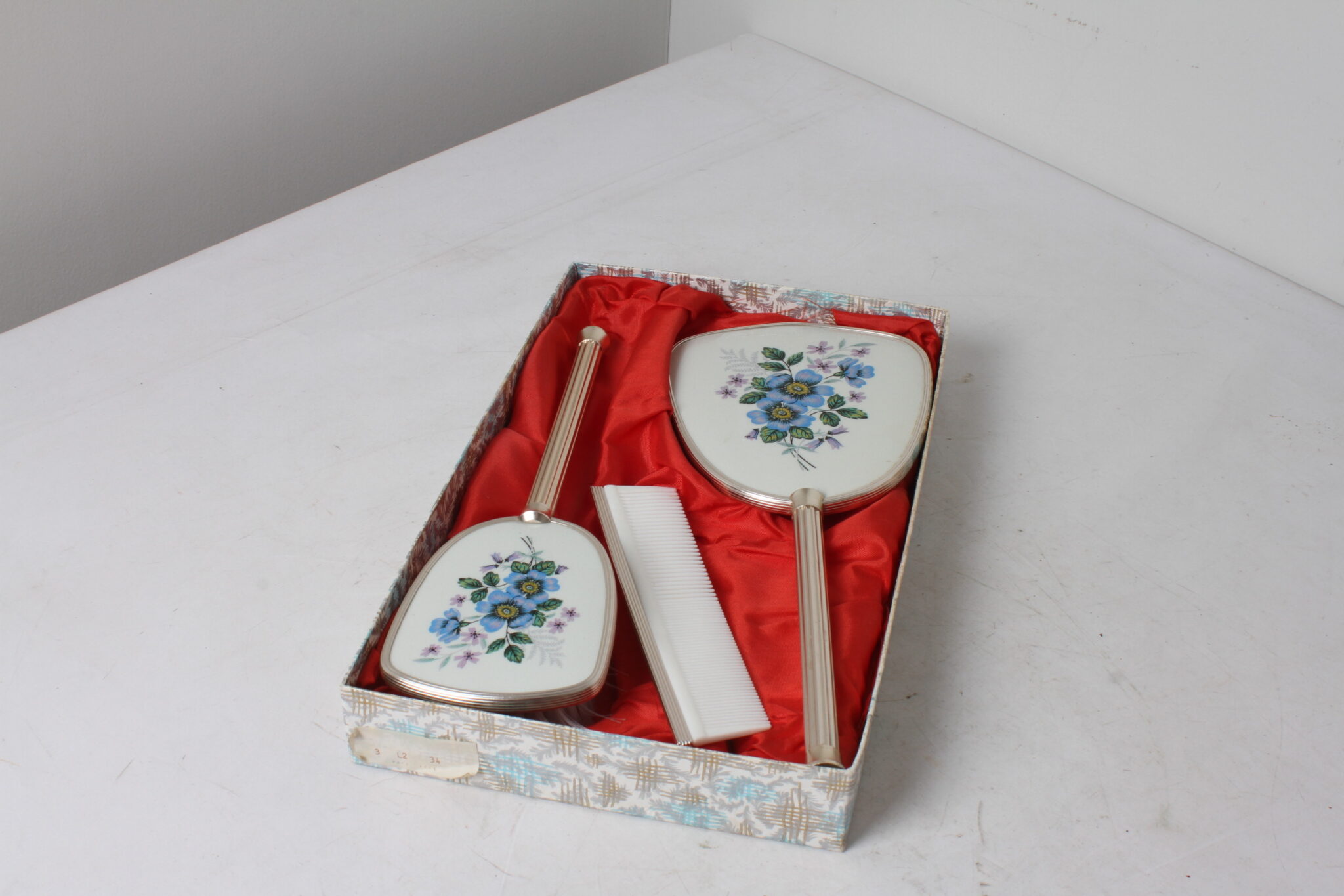 Ensemble ancien de brosses avec miroir à décor floral (2)
