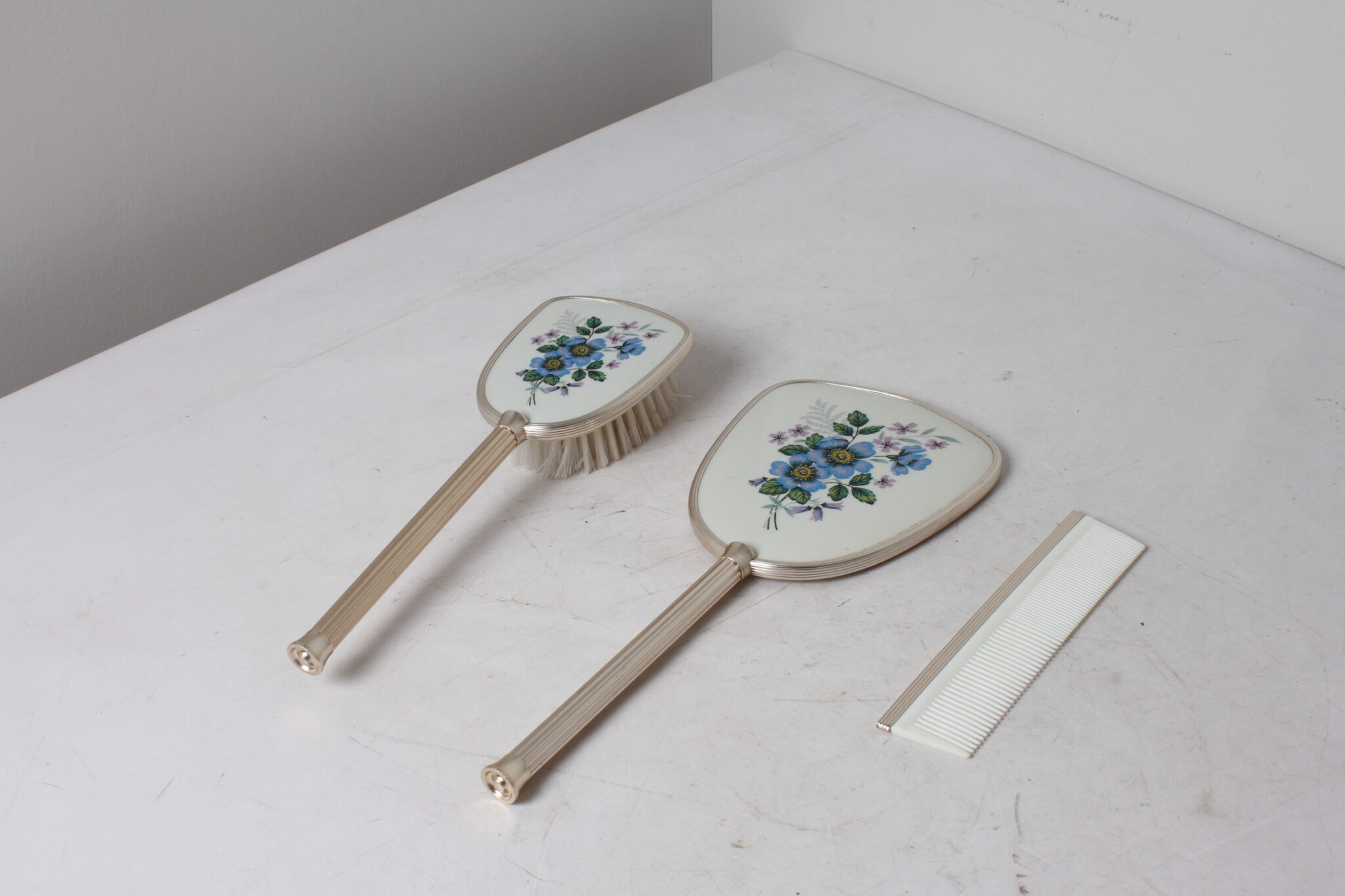 Ensemble ancien de brosses avec miroir à décor floral (3)