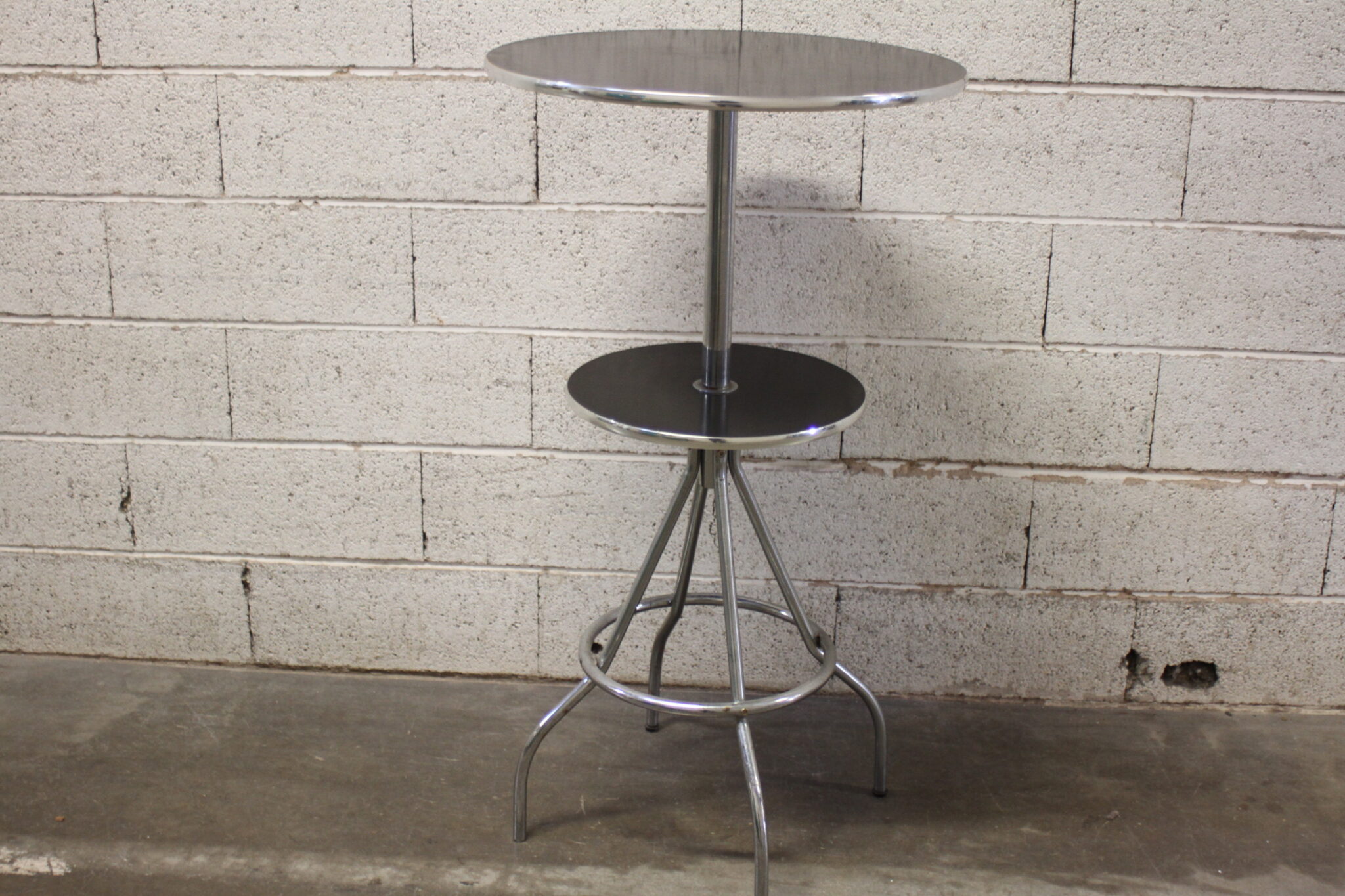 ensemble-mange-debout-et-ses-tabourets-hauts-pivotants-mobilier-brocante-occasion-emmaus-scherwiller-etikette (10)